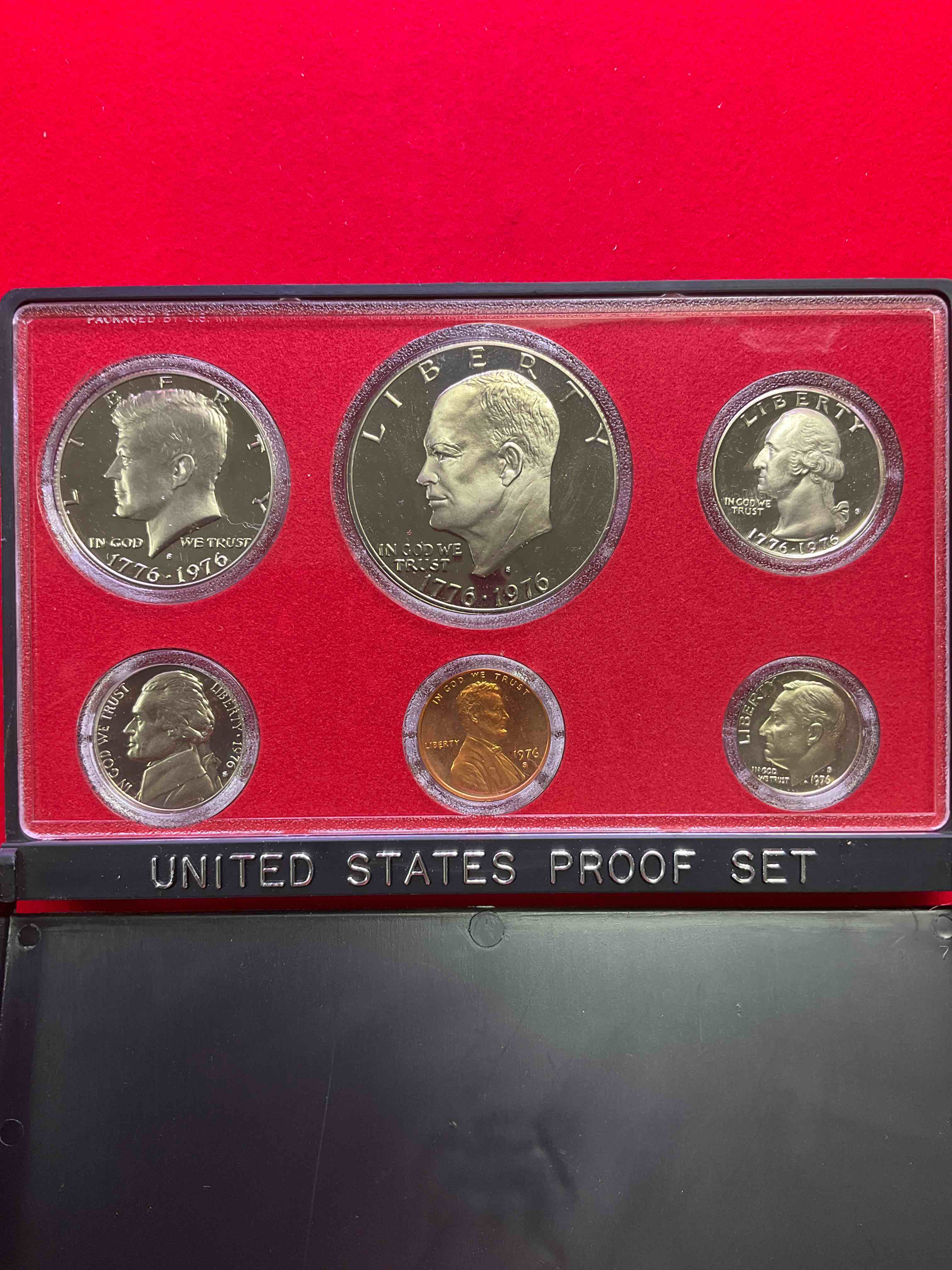 1976 Uncirculated U.S. Mint Set! This Gorgeous Mint Set Features Each U.S. Coin Minted in 1976 In Uncirculated Condition, Mounted In A Beautiful Display & Case Direct From The U.S. Mint! Own An Awesome Investment & Incredible Piece Of U.S. History! Also Makes For An Awesome Gift!