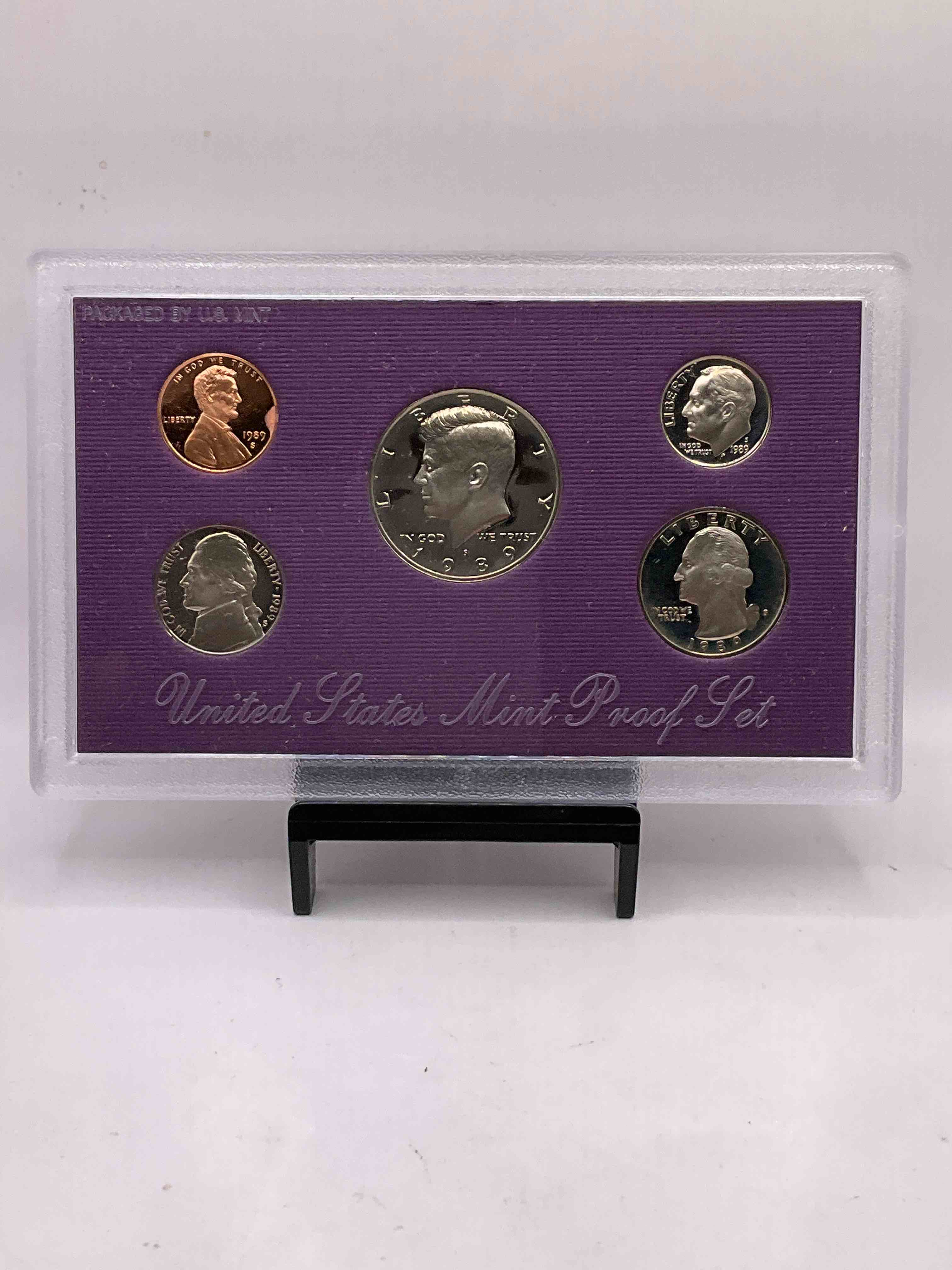 1989 Uncirculated U.S. Mint Set! What A Great Year! This Gorgeous Mint Set Features Each U.S. Coin Minted in 1989 In Uncirculated Condition, Mounted In A Beautiful Display & Case Direct From The U.S. Mint! Own An Awesome Investment & Incredible Piece Of U.S. History! Also Makes For An Awesome Gift!