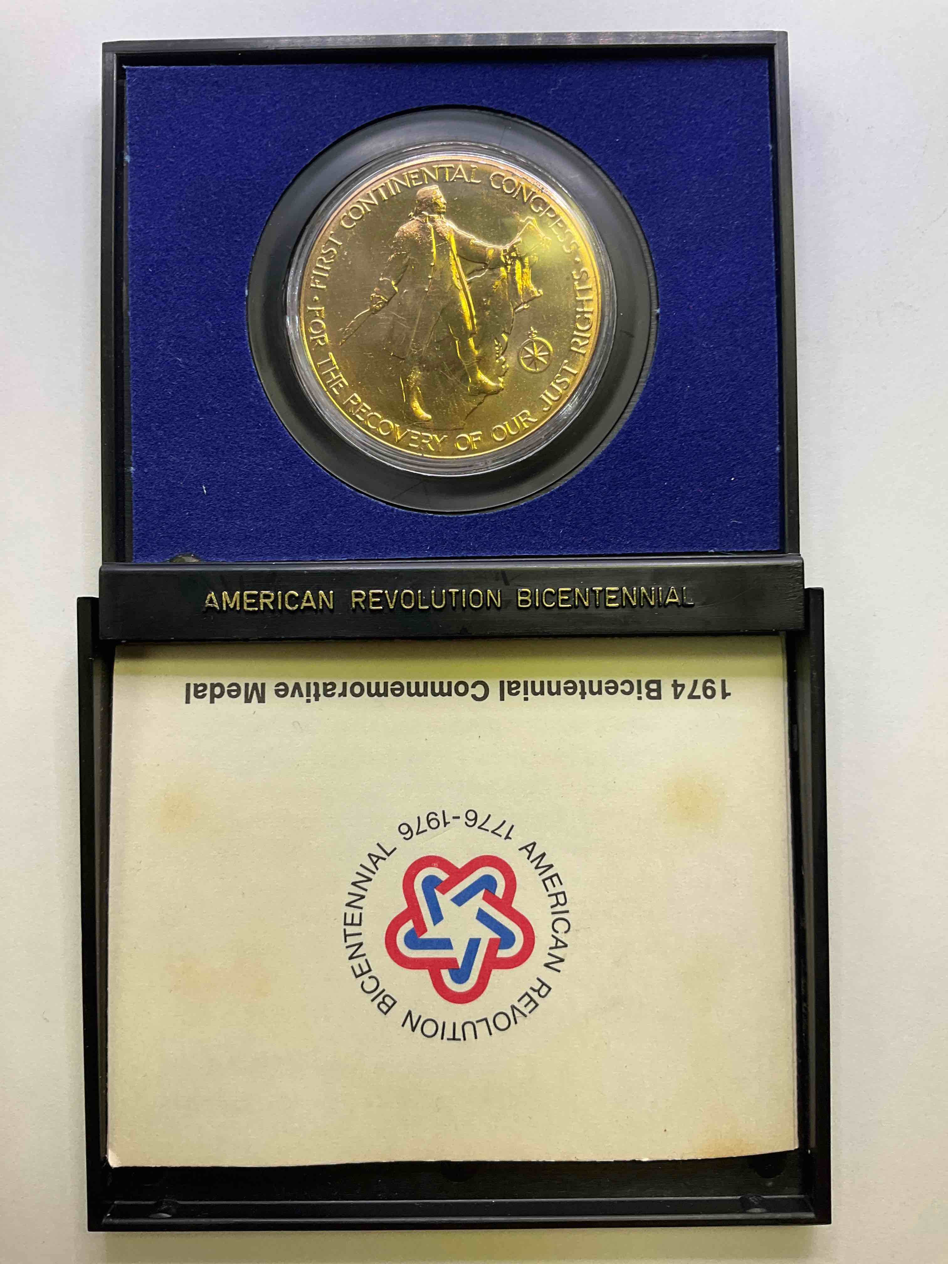 1974 Bicentennial American Revolution Commemorative Medal With Original Booklet In Collector Case! This Gorgeous Medal Showcases John Adams & The Continental Congress. Medal Is Gold In Color But NOT Actual Gold / Precious Metal. A Cool Peace History!