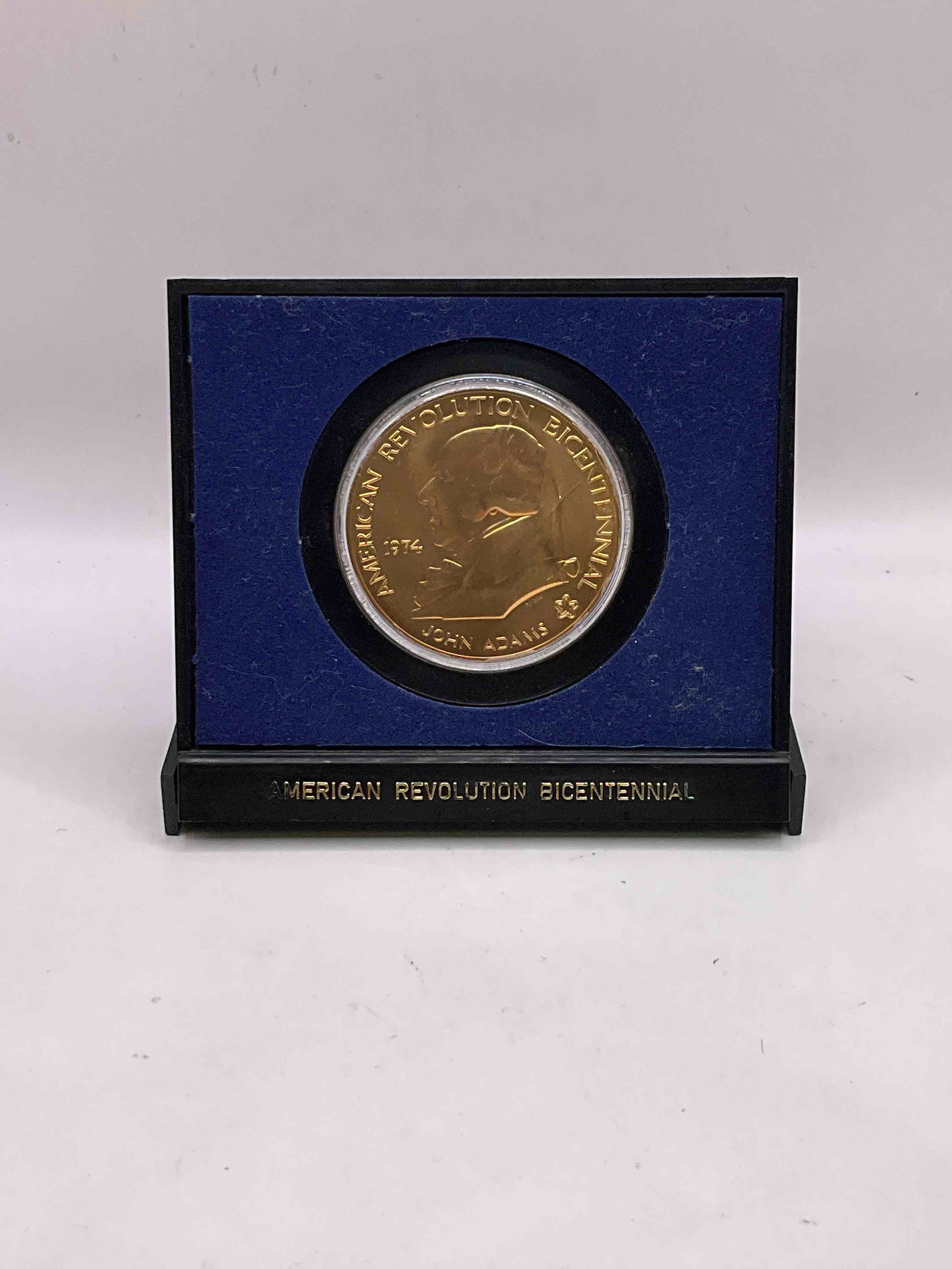 1974 Bicentennial American Revolution Commemorative Medal With Original Booklet In Collector Case! This Gorgeous Medal Showcases John Adams & The Continental Congress. Medal Is Gold In Color But NOT Actual Gold / Precious Metal. A Cool Piece History!