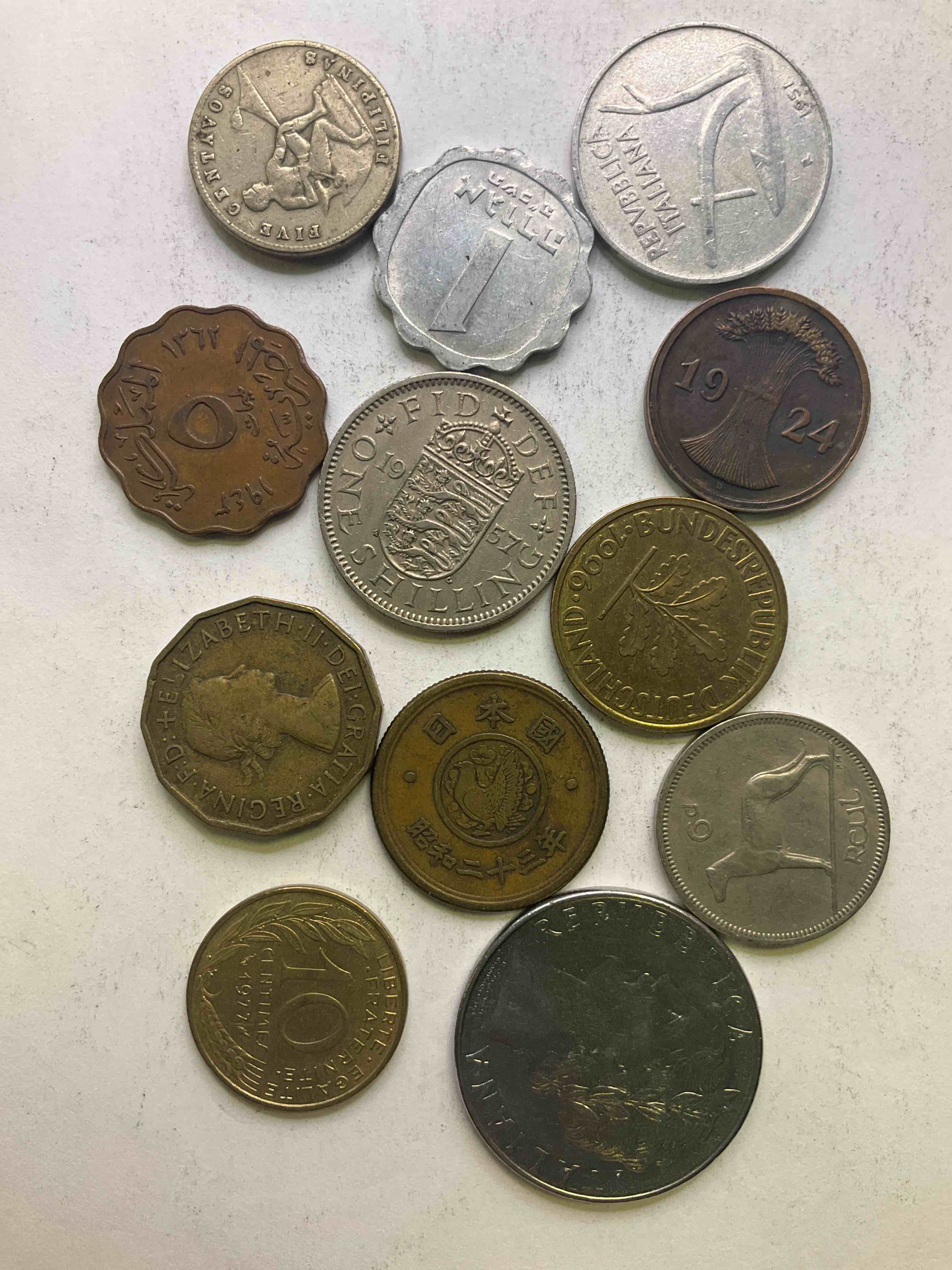 World Coins, Antique & Vintage! Many Different Years, Countries & Exotic Places. This Cool Collection Of Antique Coins From Around The World Is Loads Of Fun! Have Fun Identifying Each Coin & Country As A great Educational Tool! A Great Investment Too!