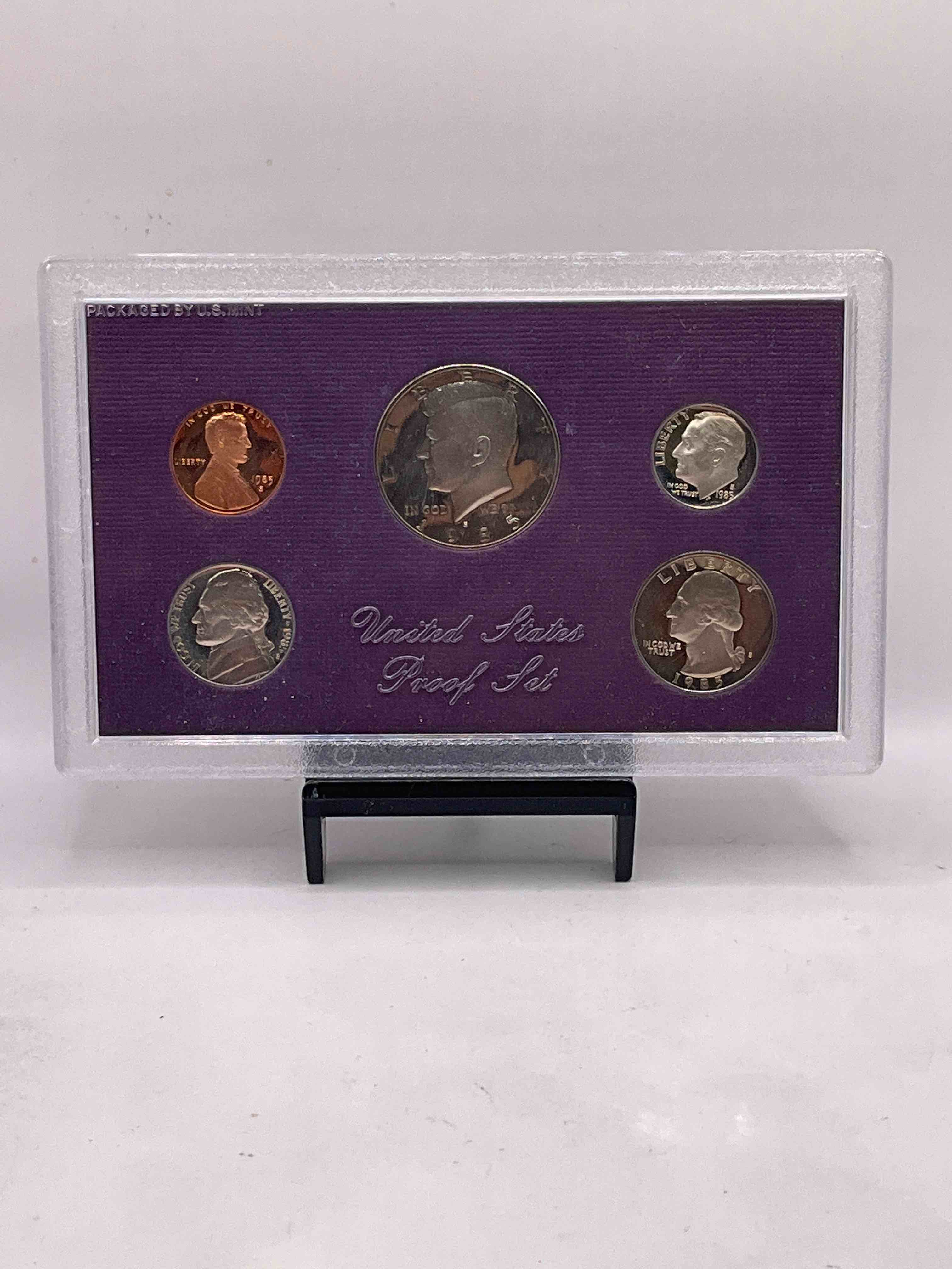 1985 Uncirculated U.S. Mint Set! This Gorgeous Mint Set Features Each U.S. Coin Minted in 1985 In Uncirculated Condition, Mounted In A Beautiful Display & Case Direct From The U.S. Mint! Own An Awesome Investment & Incredible Piece Of U.S. History! Also Makes For An Awesome Gift!