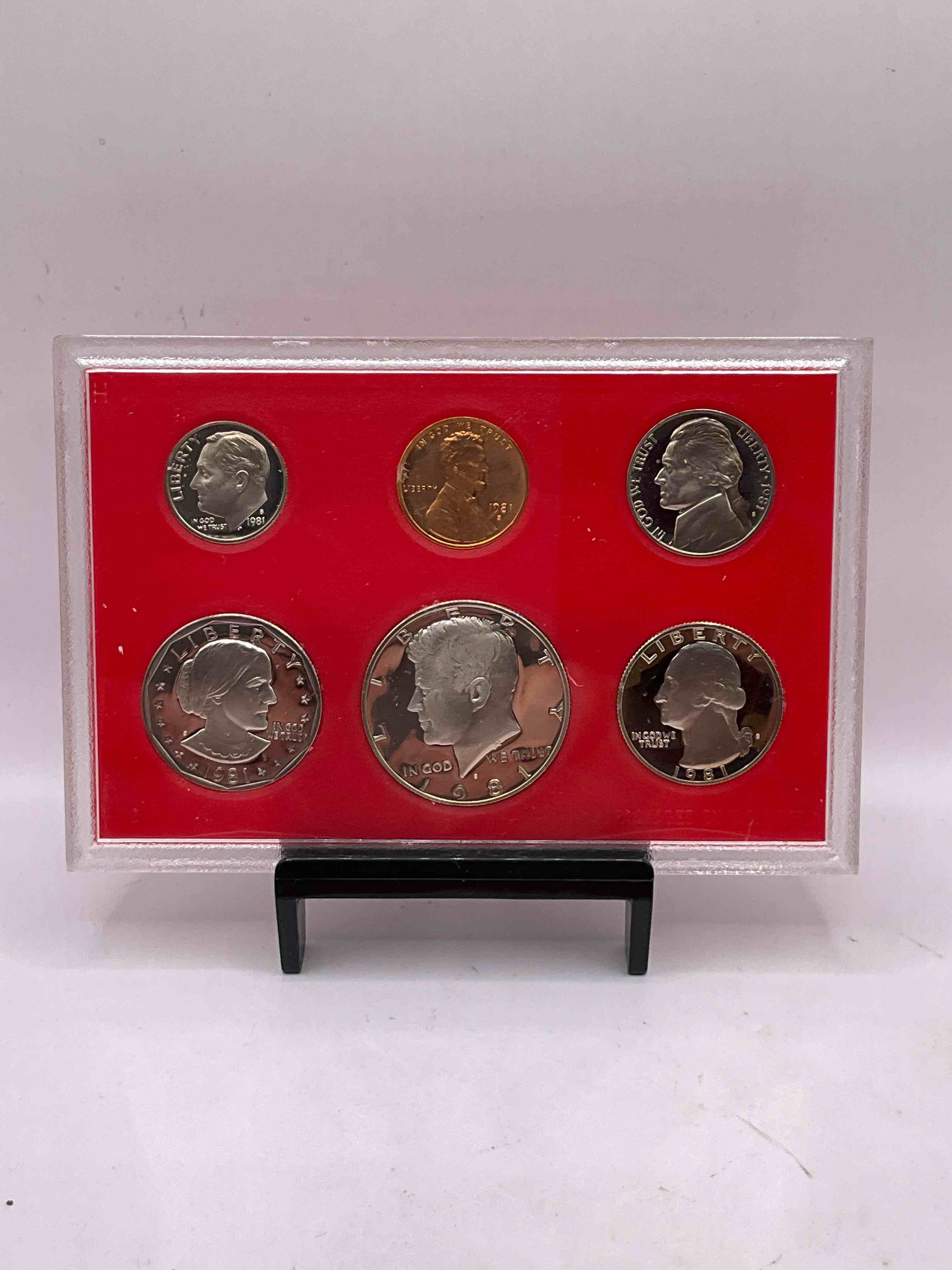 1981 Uncirculated U.S. Mint Set! This Gorgeous Mint Set Features Each U.S. Coin Minted in 1981 In Uncirculated Condition, Mounted In A Beautiful Display & Case Direct From The U.S. Mint! Own An Awesome Investment & Incredible Piece Of U.S. History! Also Makes For An Awesome Gift!