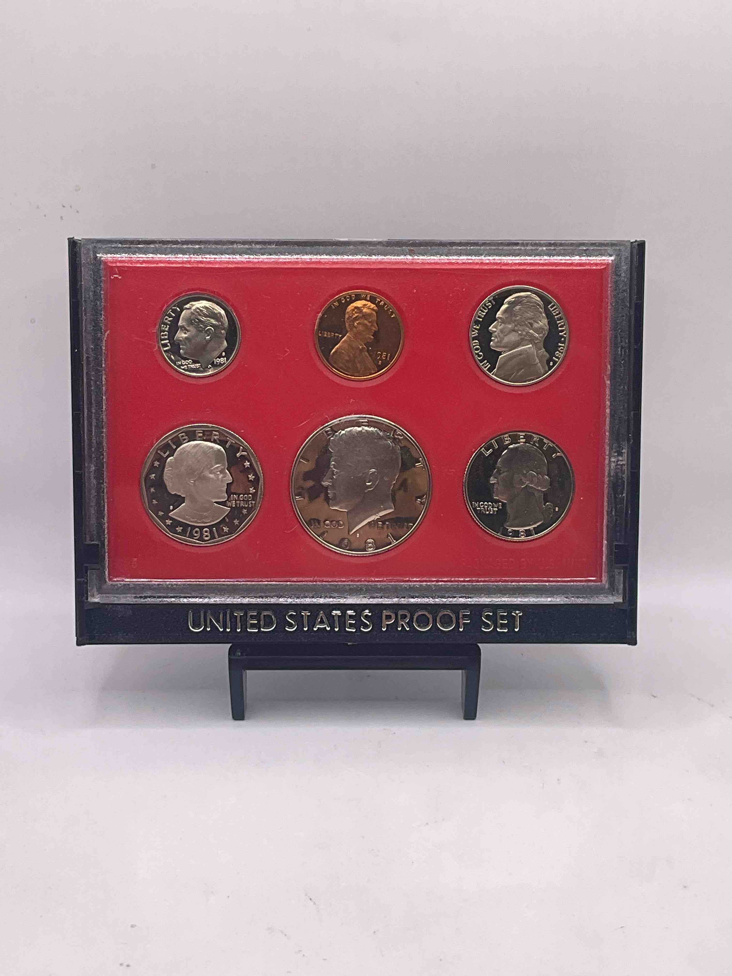 1981 Undiraulated U.S. Mint Sett This Gorgeous Mint Set Features Each U.S. Coin Minted in 1981 In Uncirculated Condition, Mounted In A Beautiful Display & Case Direct From The U.S. Minti Own An Awesome Investment & Incredible Plece Of U.S. History Also Makes For An Awesome Giftl