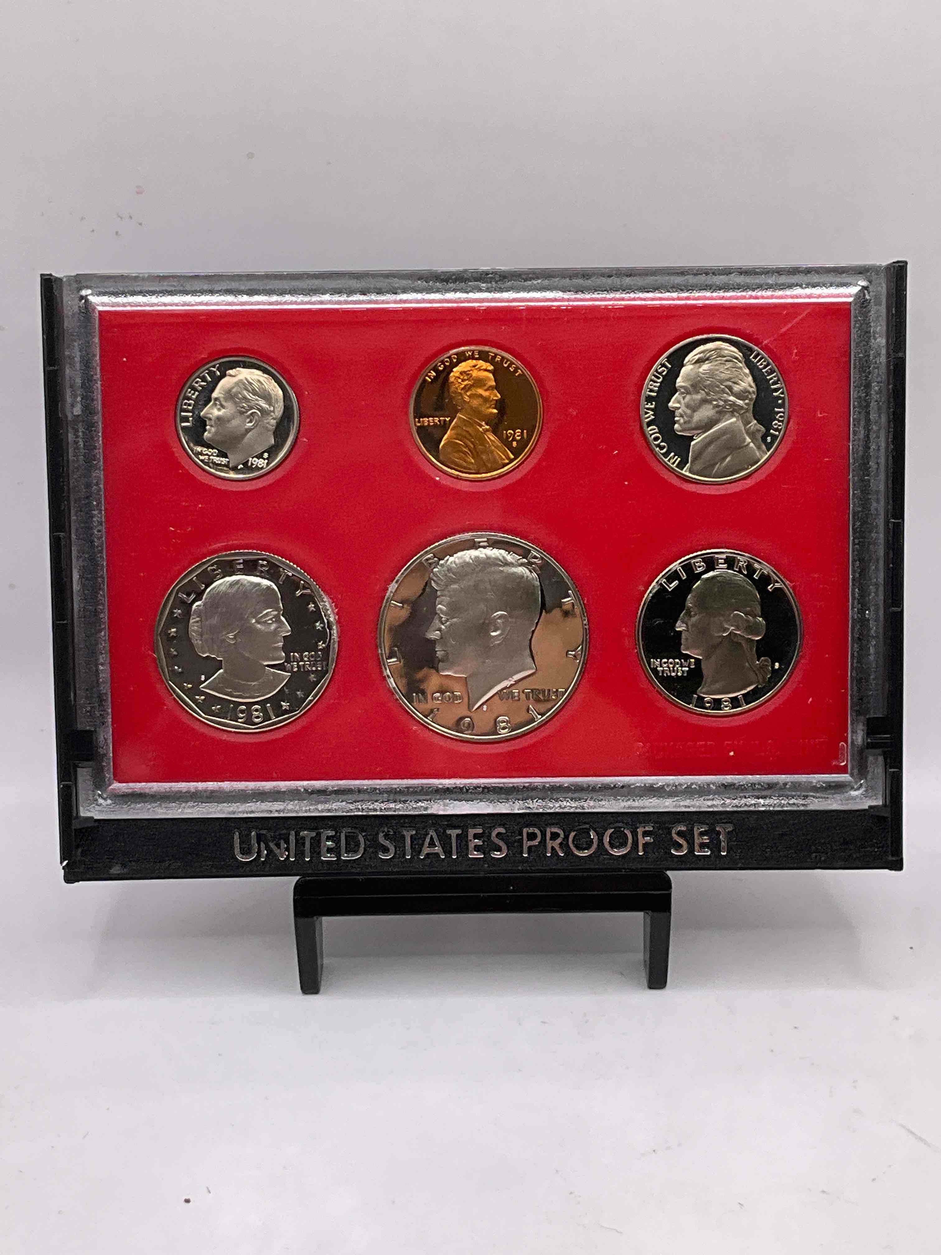 1981 Uncirculated U.S. Mint Set! This Gorgeous Mint Set Features Each U.S. Coin Minted in 1981 In Uncirculated Condition, Mounted In A Beautiful Display & Case Direct From The U.S. Mint! Includes The Rare. Susan B. Anthony Dollar Coin! Own An Awesome Investment & Incredible Piece Of U.S. History! Also Makes For An Awesome Gift!
