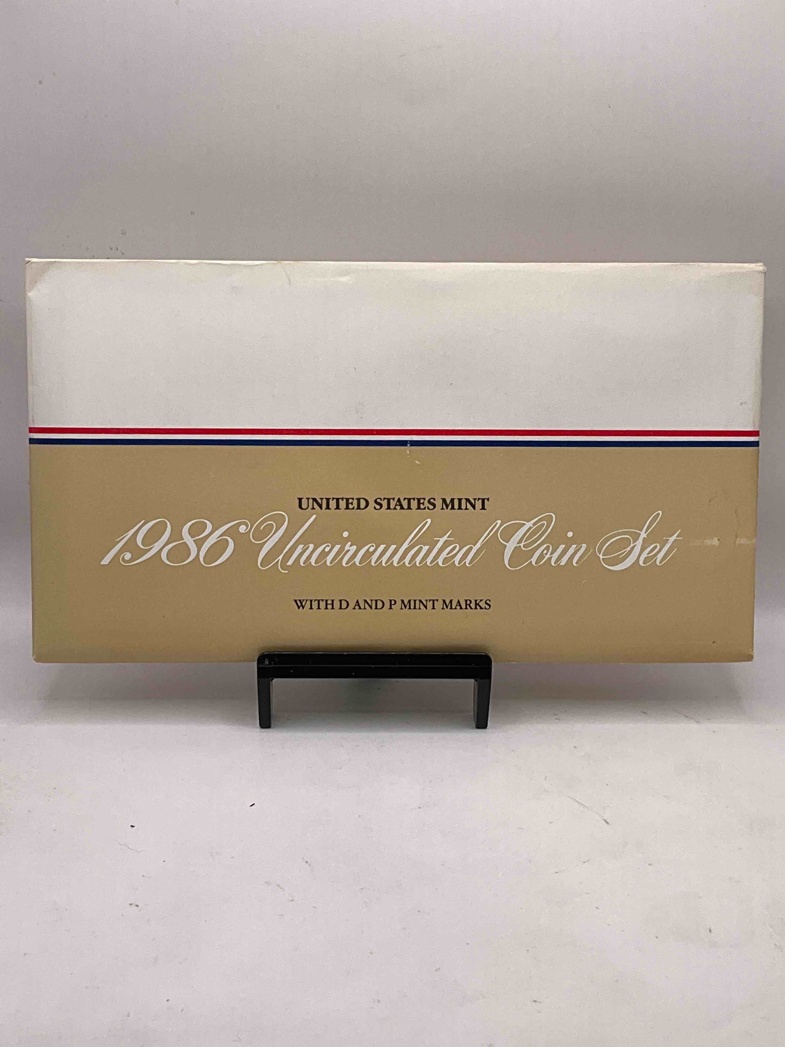 1986 History! Check Out This 1986 Uncirculated Mint Set Issued From The U.S. Mint, Still In Its Original Envelope From The U.S. Treasury! Set Includes Both Mint Sets For 1986, Philadelphia & Denver! Includes Each Coin Minted For That Year & Also An Exclusive Philly & Denver Mint Token. An Awesome Collectable!