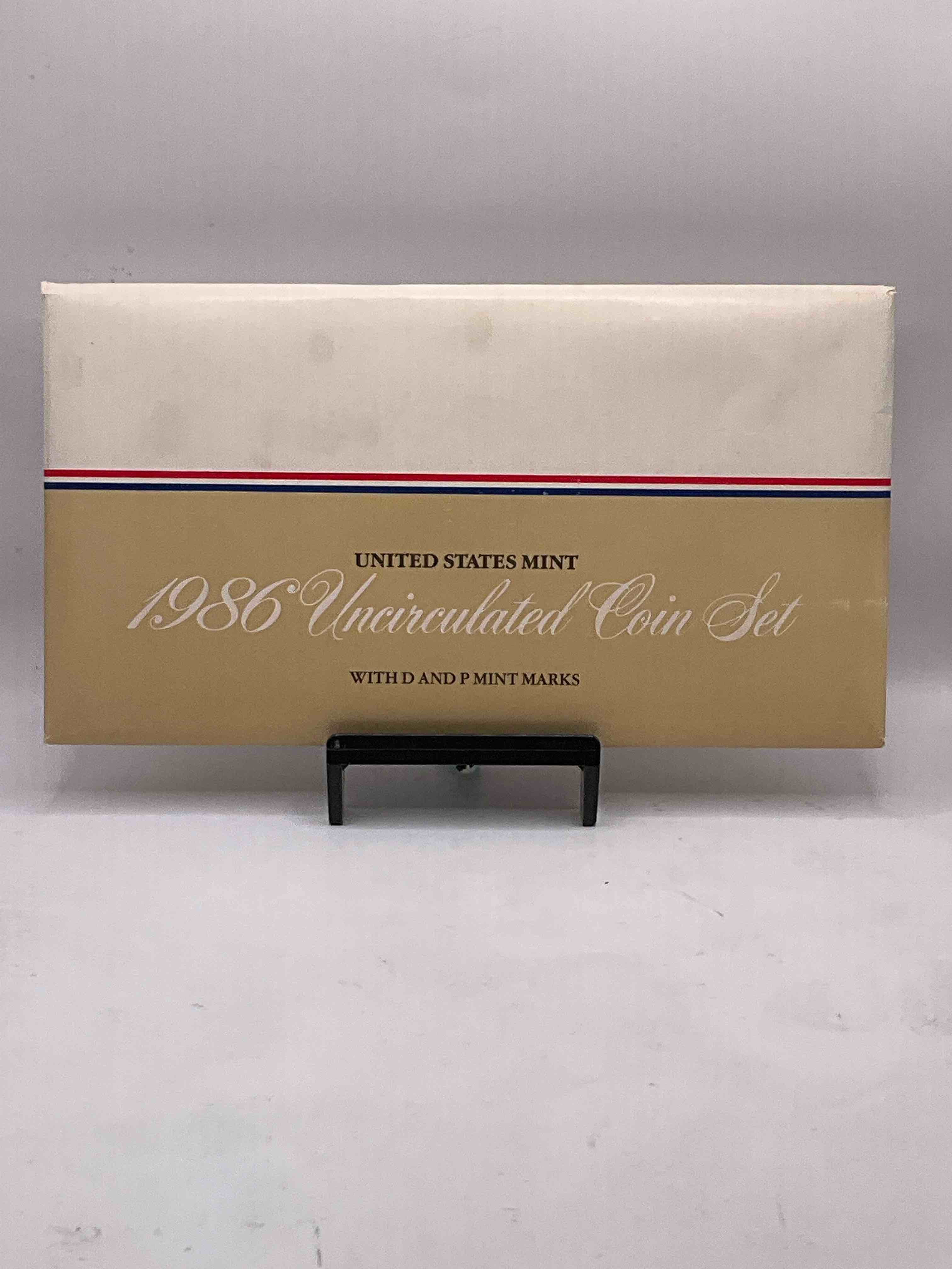 1986 History! Check Out This 1986 Uncirculated Mint Set Issued From The U.S. Mint, Still In Its Original Envelope From The U.S. Treasury! Set Includes Both Mint Sets For 1986, Philadelphia & Denver! Includes Each Coin Minted For That Year & Also An Exclusive Philly & Denver Mint Token. An Awesome Collectable!
