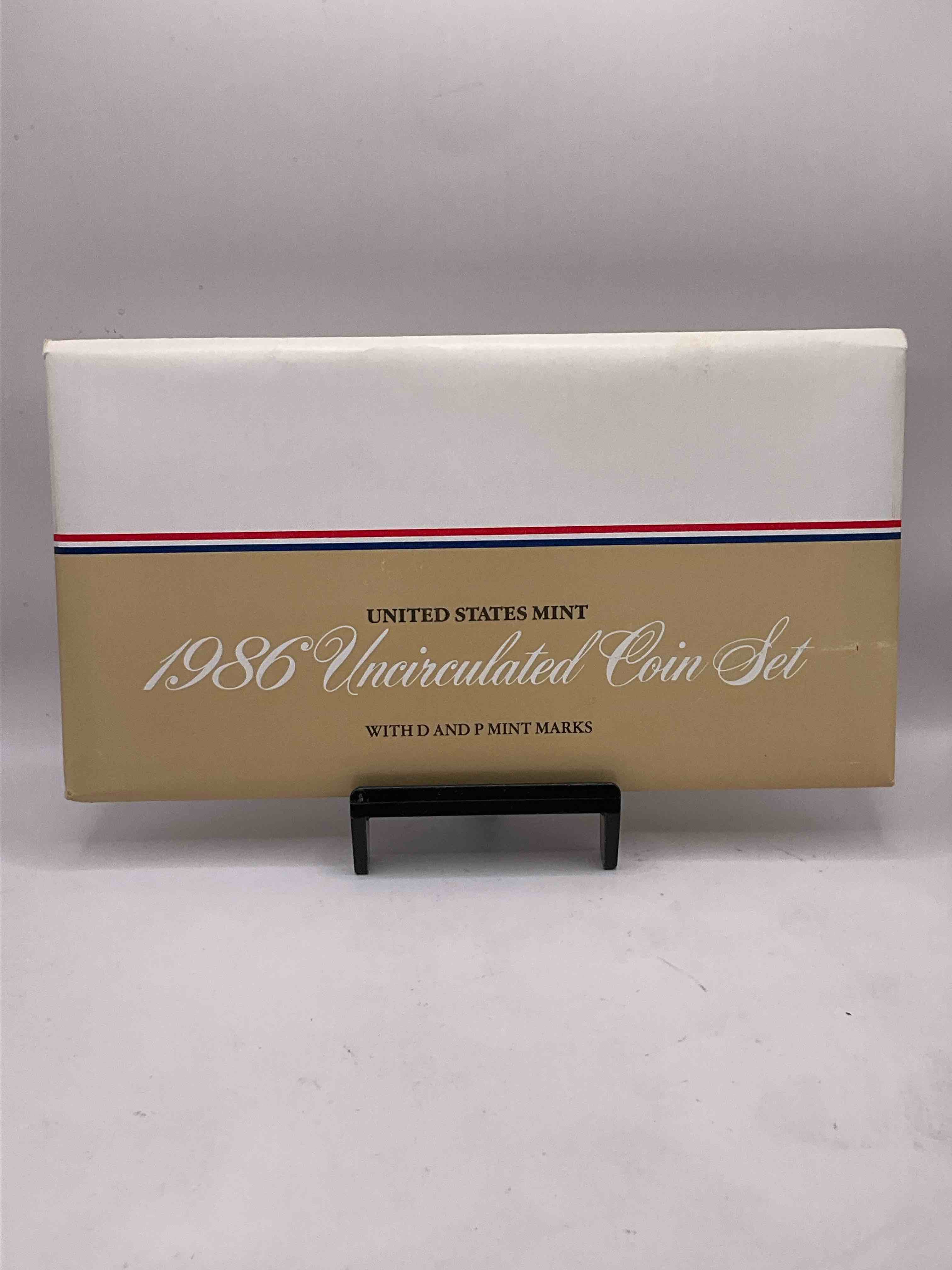 1986 History! Check Out This 1986 Uncirculated Mint Set Issued From The U.S. Mint, Still In Its Original Envelope From The U.S. Treasury! Set Includes Both Mint Sets For 1986, Philadelphia & Denver! Includes Each Coin Minted For That Year & Also An Exclusive Philly & Denver Mint Token. An Awesome Collectable!