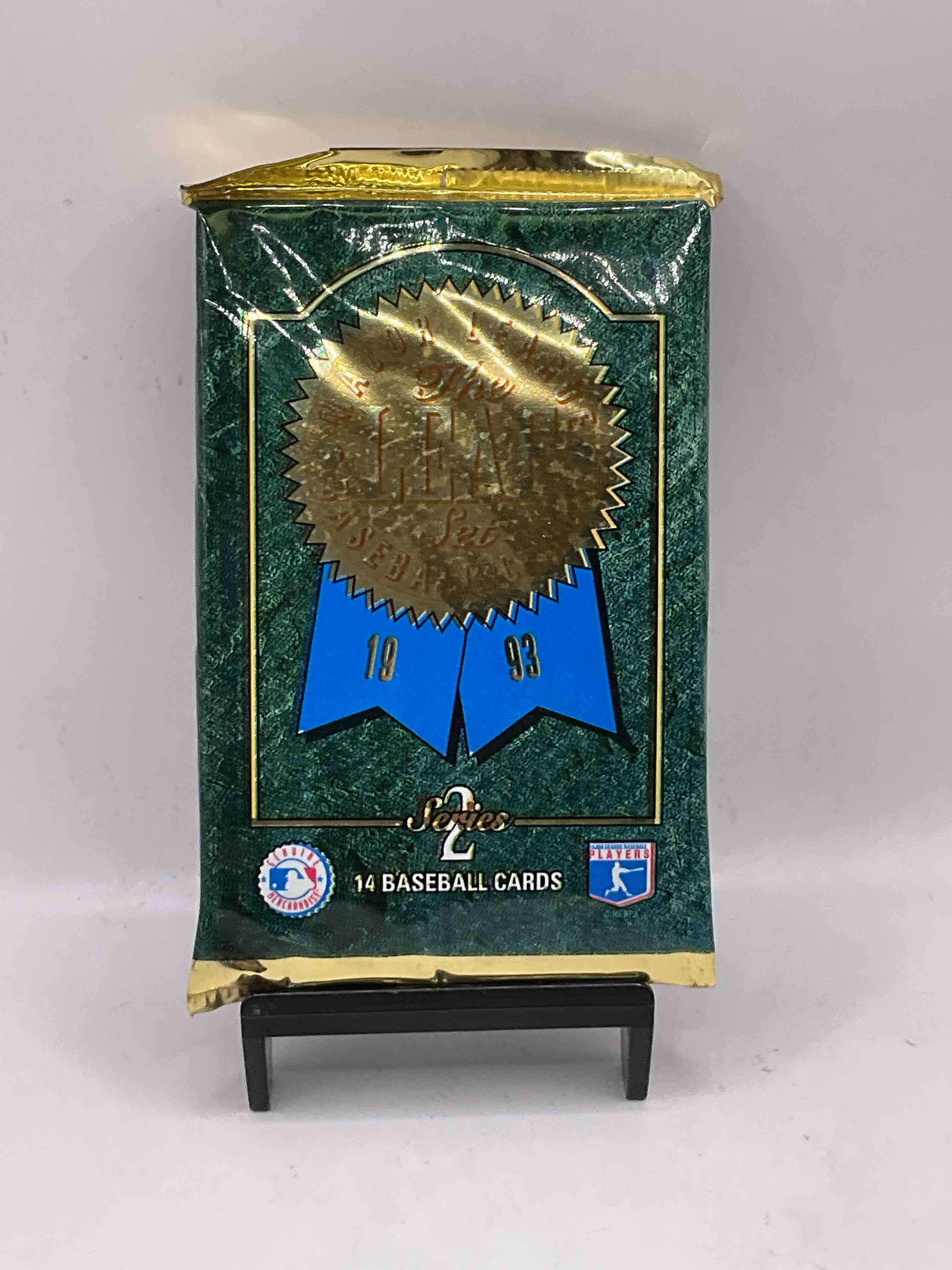 1993 Leaf Series 2 Baseball Sealed 14 Card Pack, Direct From Original Retail Display Case. Search For Derek Jeter, Ken Griffey Jr. & So Much More! Search For Highly Collectible Inserts. These Cards Are Highly Sought After By Collectors For Their Holographic Design, These Are PREMIUM Baseball Cards From 1993!