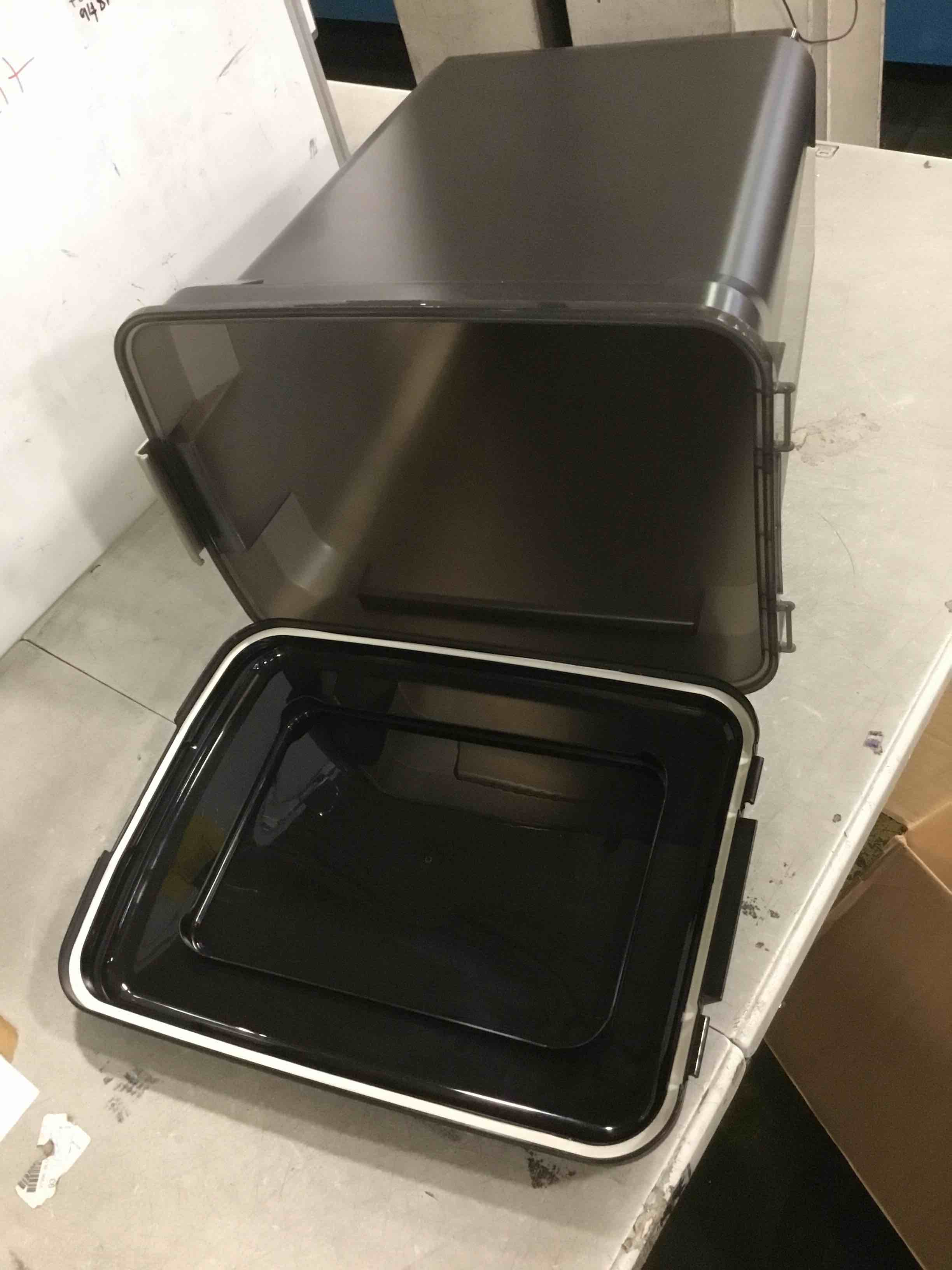 https://s3.amazonaws.com/lotting-images-prod/bidfta/TEA1408871_1745240773569.jpeg
