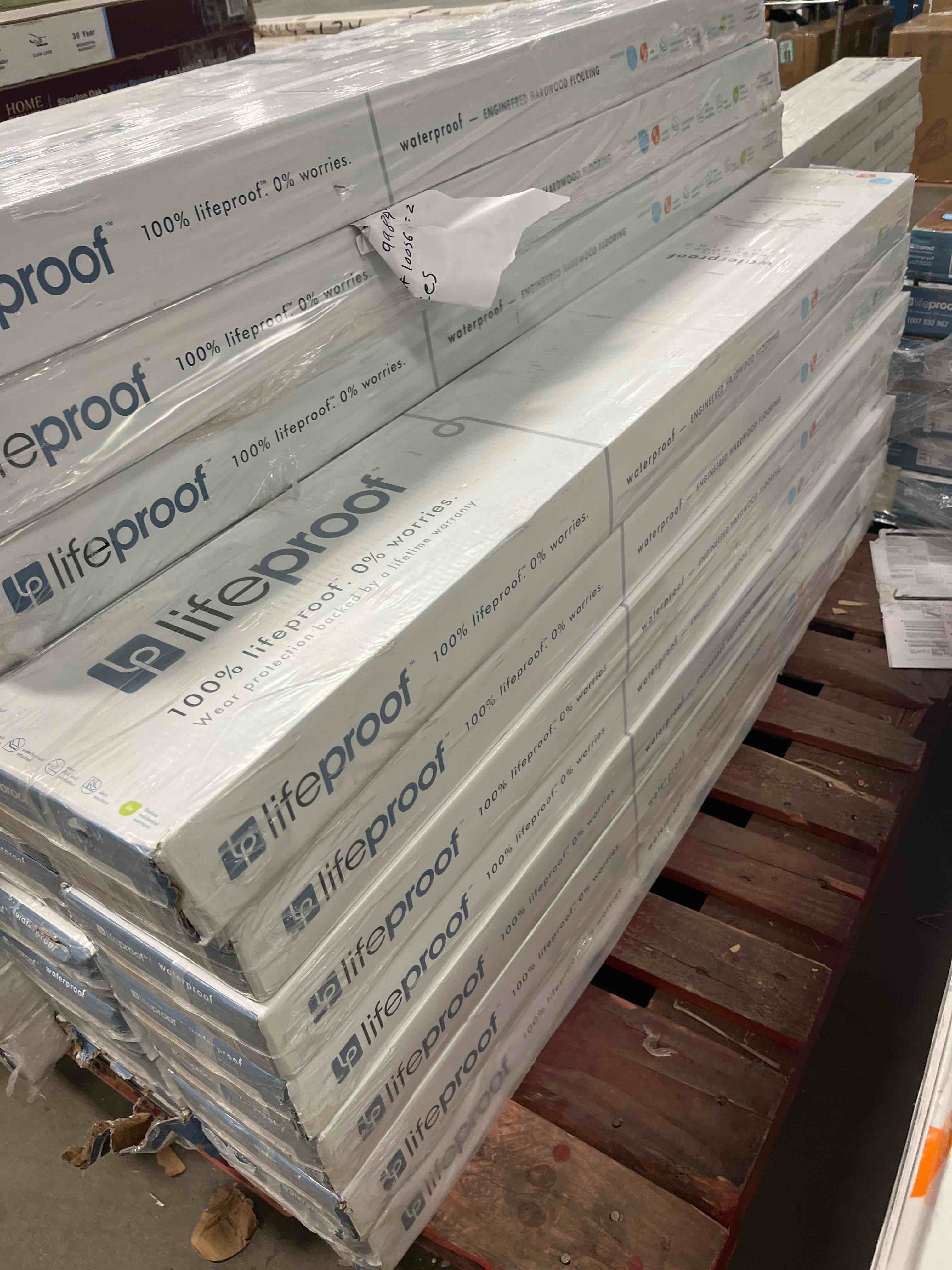 Life proof, Arctic gate oak hardwood flooring, (21.67 sq.ft per box ) 7 Boxes for pick up 151.69sq.ft you bid per sq.ft