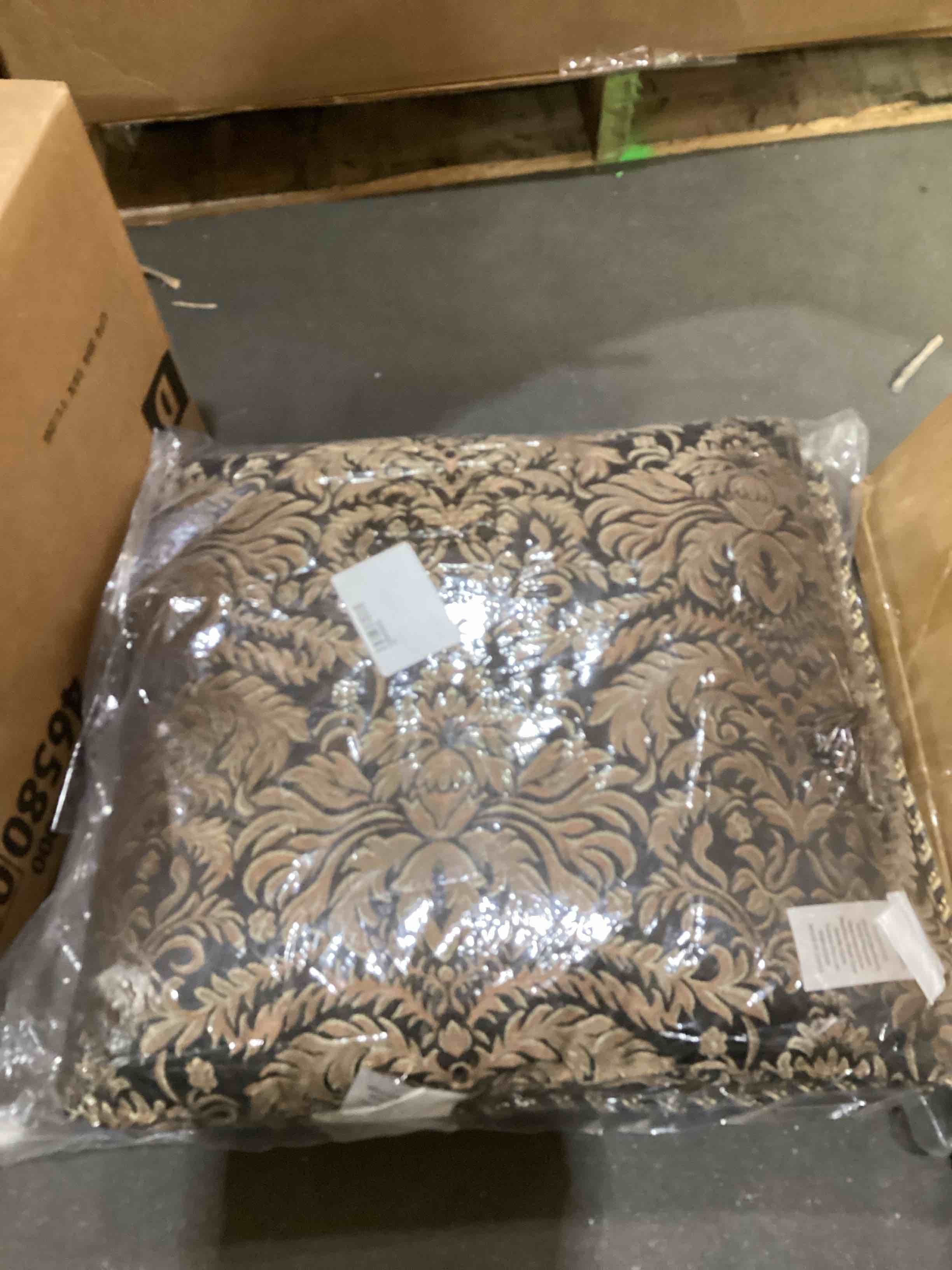 TWO PILLOWS MISSING THE SET OF BEDDING GOOD CONDITION 