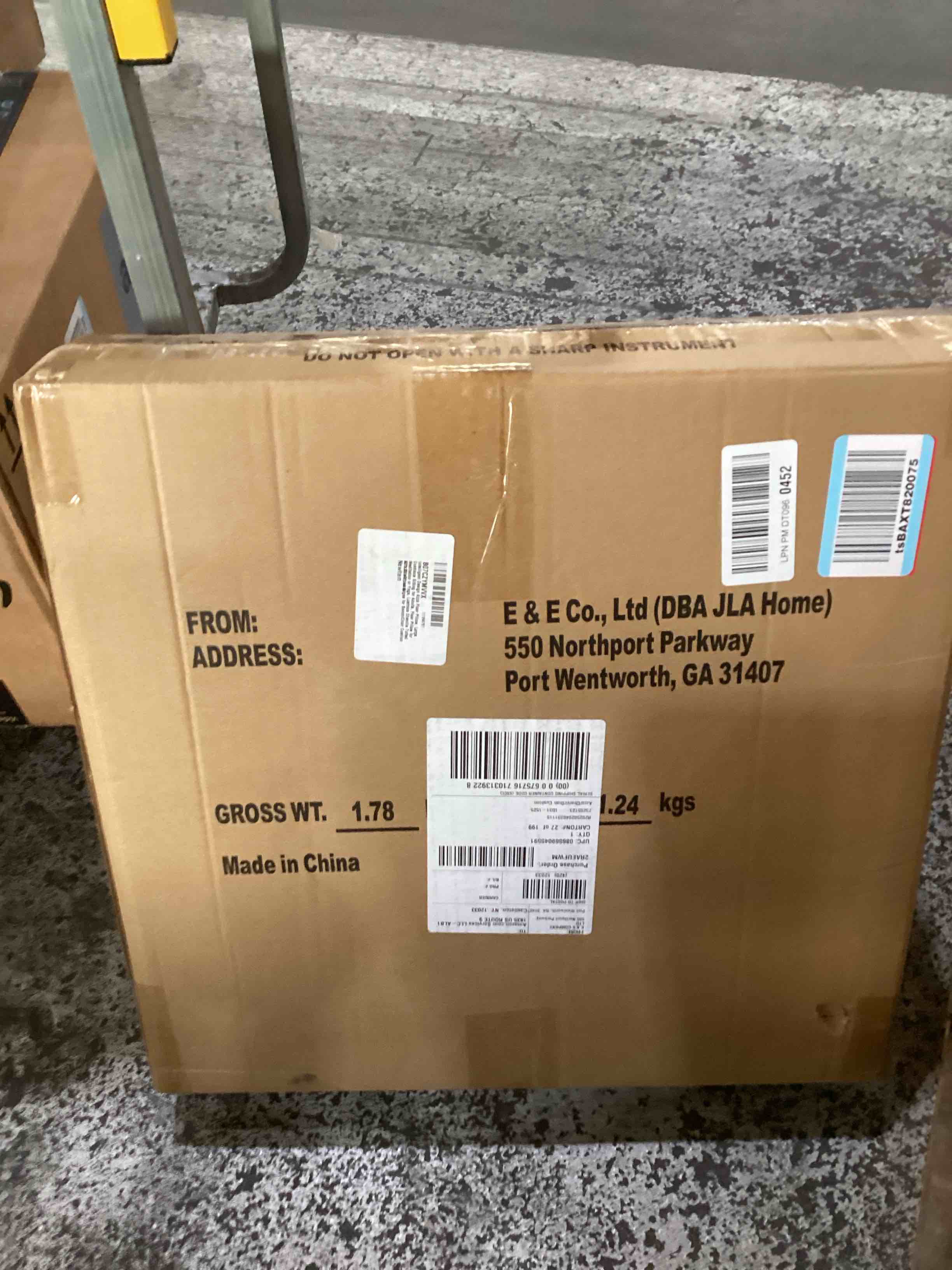 https://s3.amazonaws.com/lotting-images-prod/bidfta/TEA1465000_1745444969625.jpeg