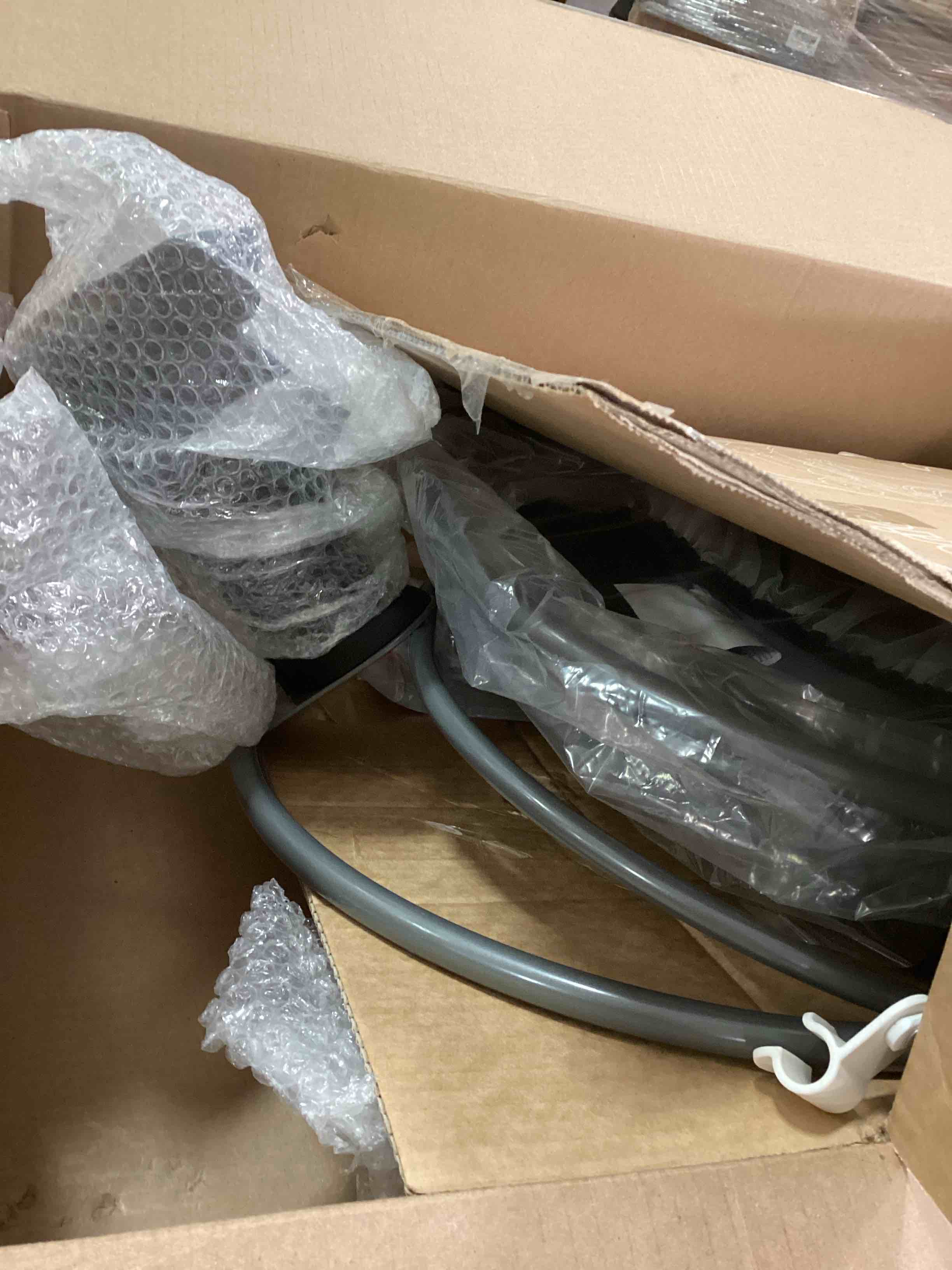 https://s3.amazonaws.com/lotting-images-prod/bidfta/TEA1490334_1735223517342.jpeg