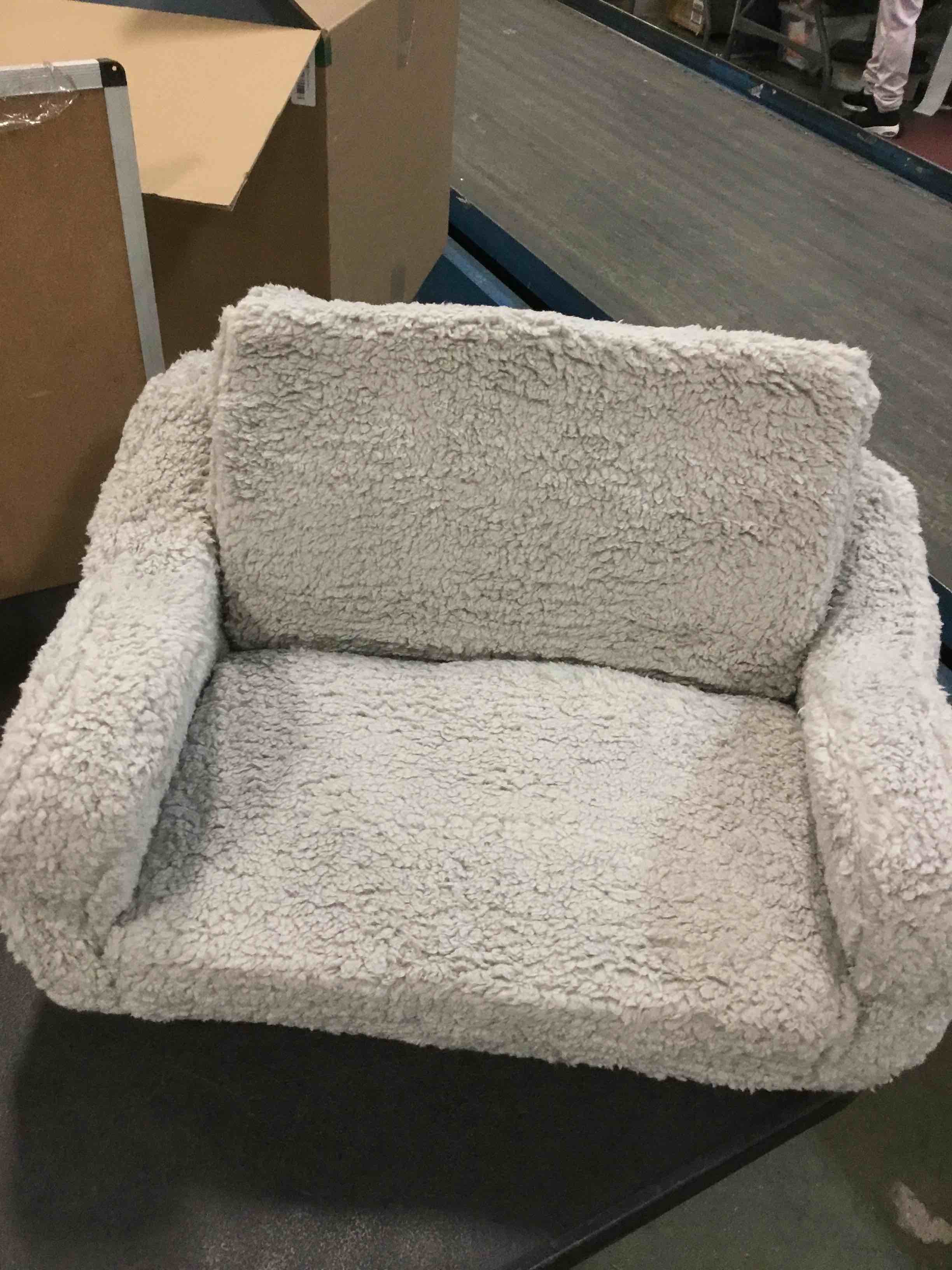 https://s3.amazonaws.com/lotting-images-prod/bidfta/TEA1502249_1734399625961.jpeg
