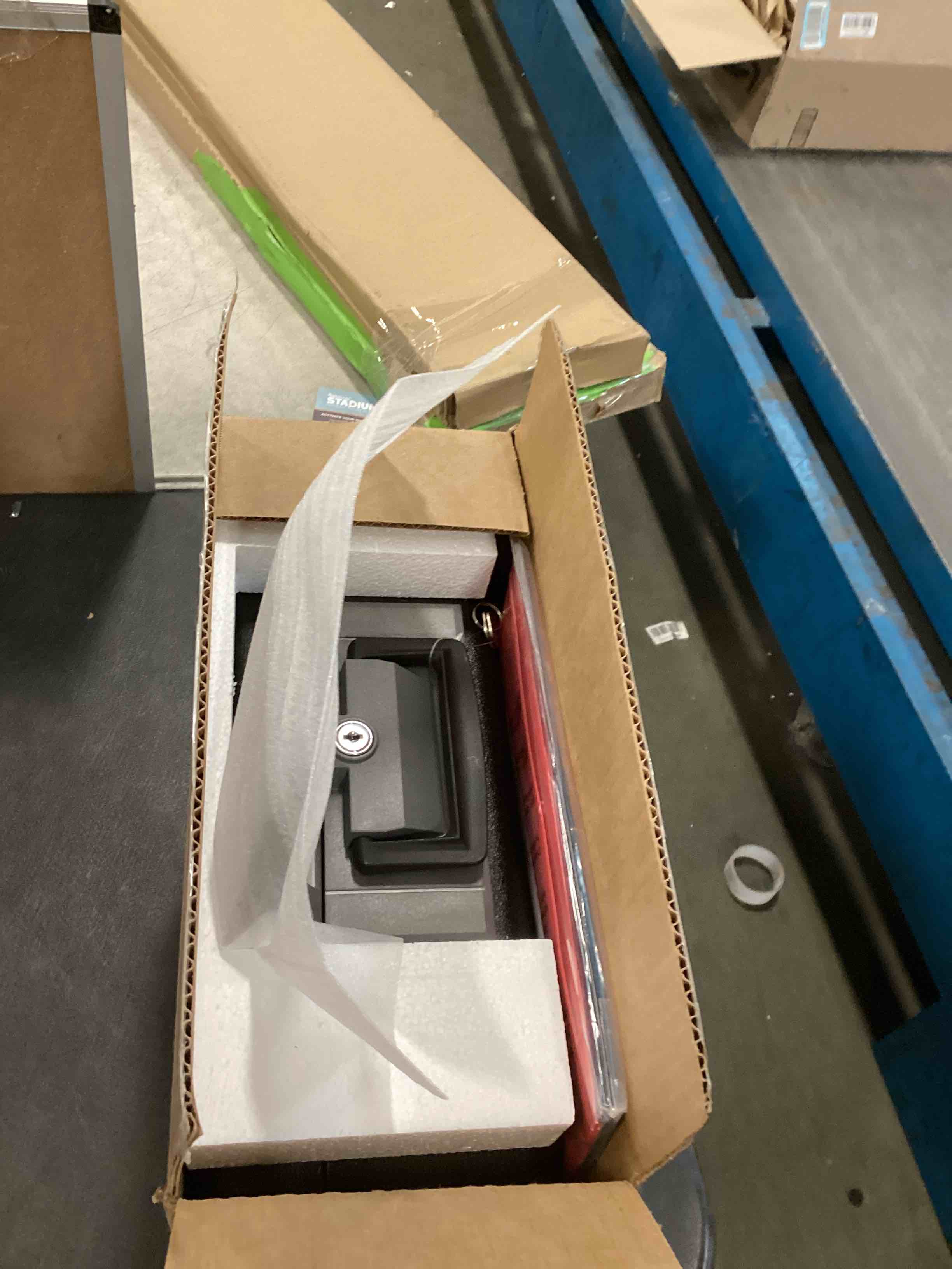 https://s3.amazonaws.com/lotting-images-prod/bidfta/TEA1502409_1734481723703.jpeg