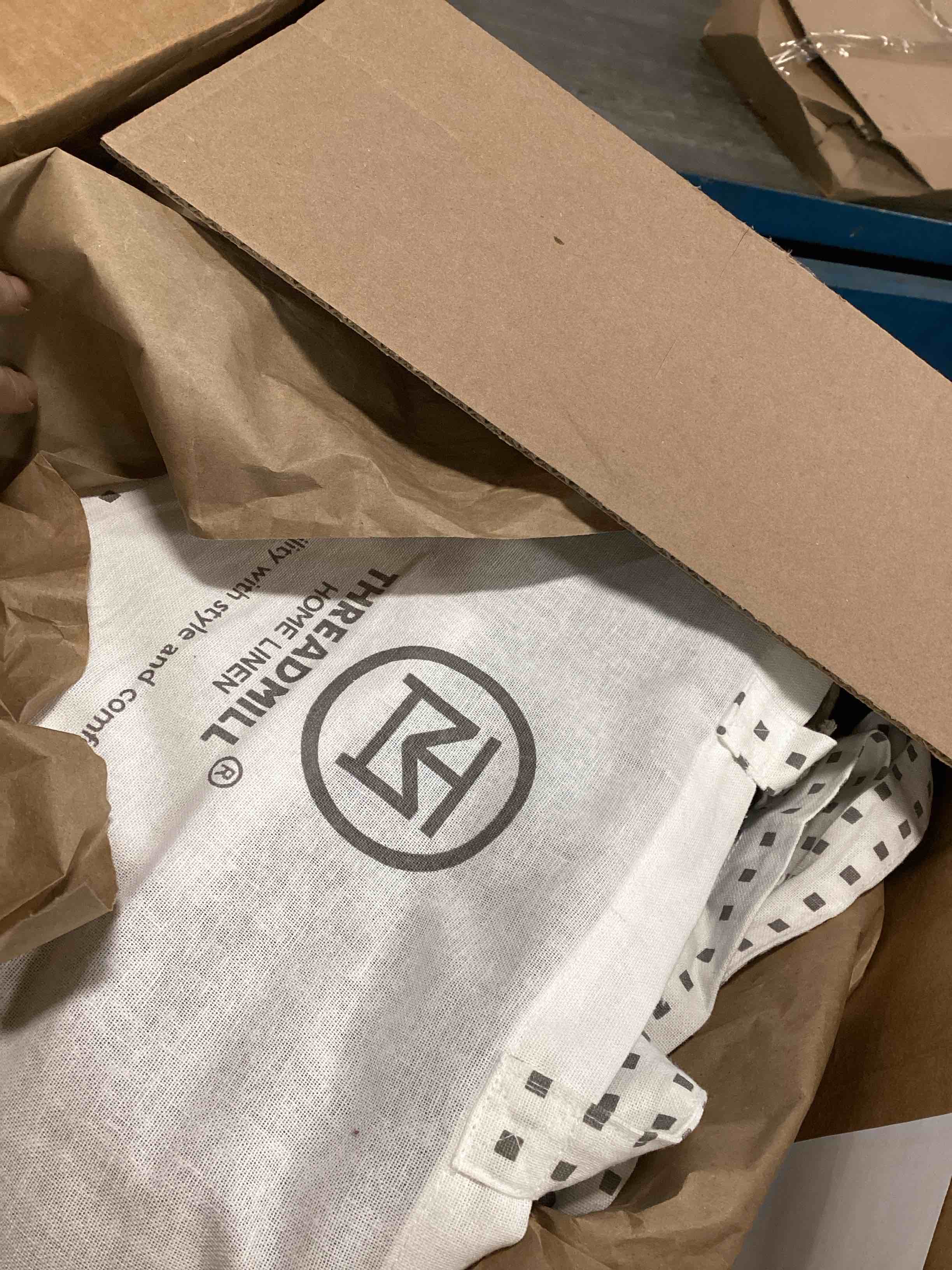 https://s3.amazonaws.com/lotting-images-prod/bidfta/TEA1505864_1736776515243.jpeg