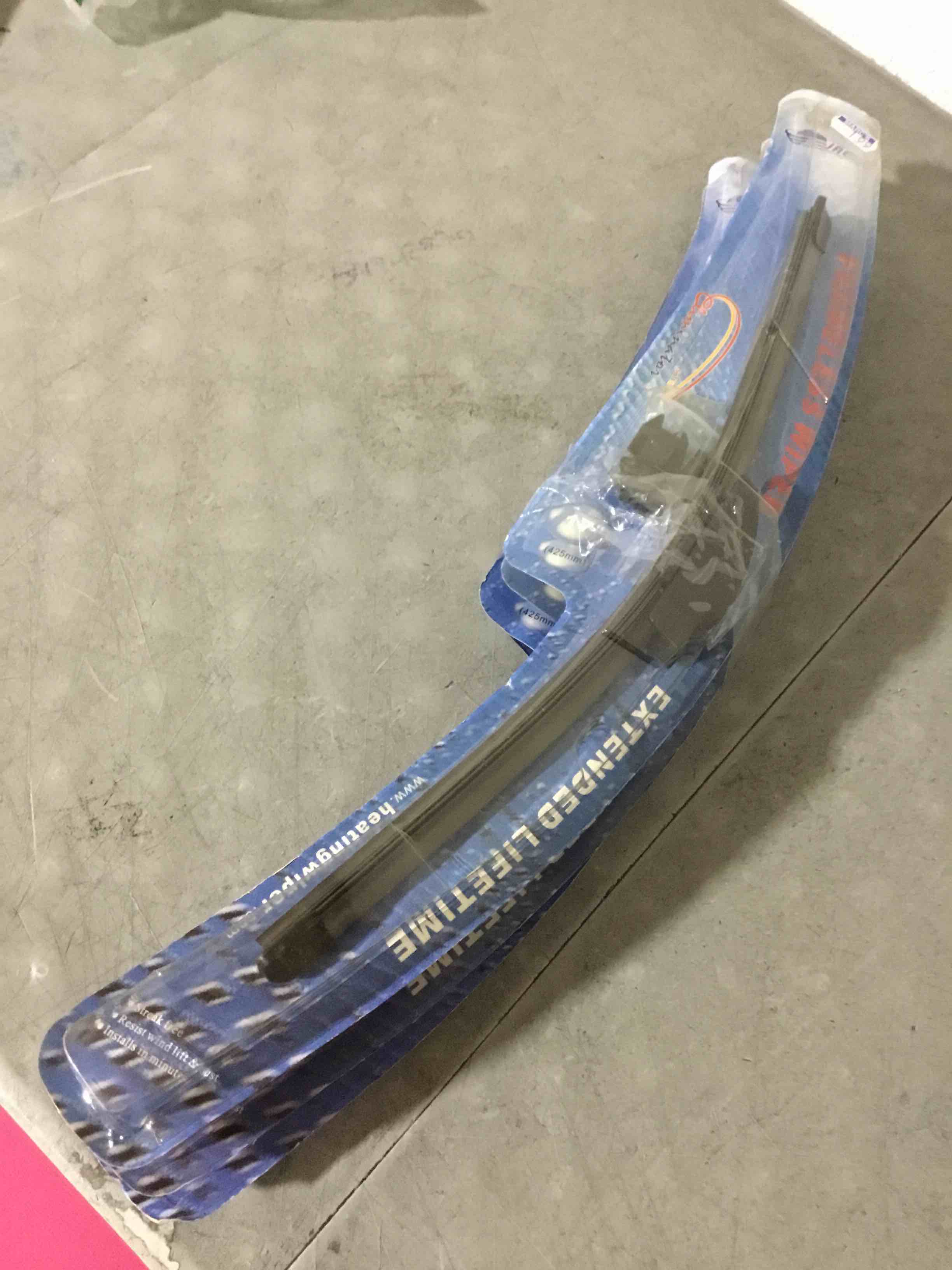 Condition photo showing New/Like New for pack of 4 extended lifetime frameless wiper 17” (425 mm) 