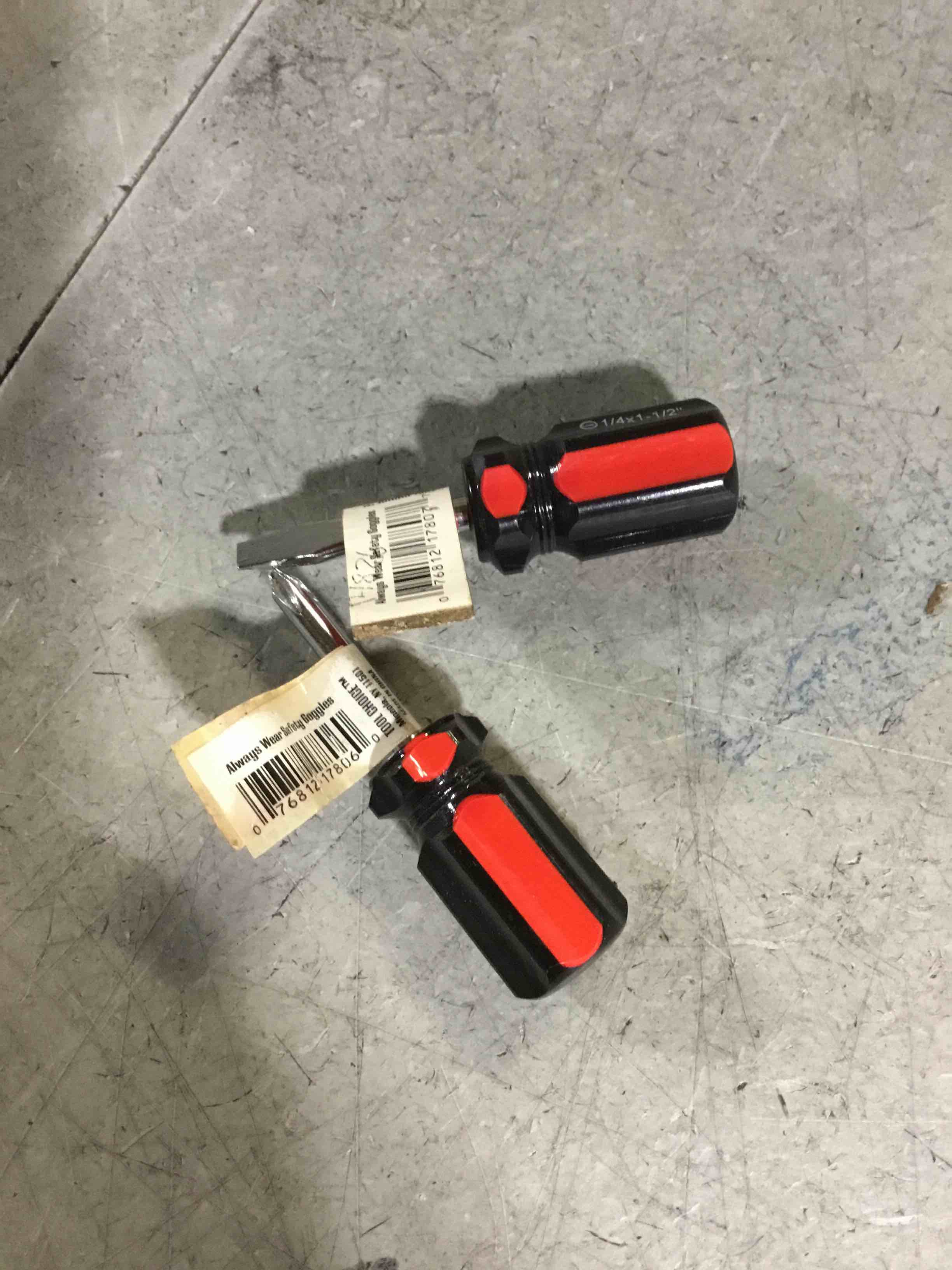 Condition photo showing Good Condition for Performance Tool 1100 2-Piece Stubby Screwdriver Set - 1/4-Inch x 1 1/2-Inch Slotted, #2 x 1 1/2-Inch Phillips - Pressure Grip Rubber Handles