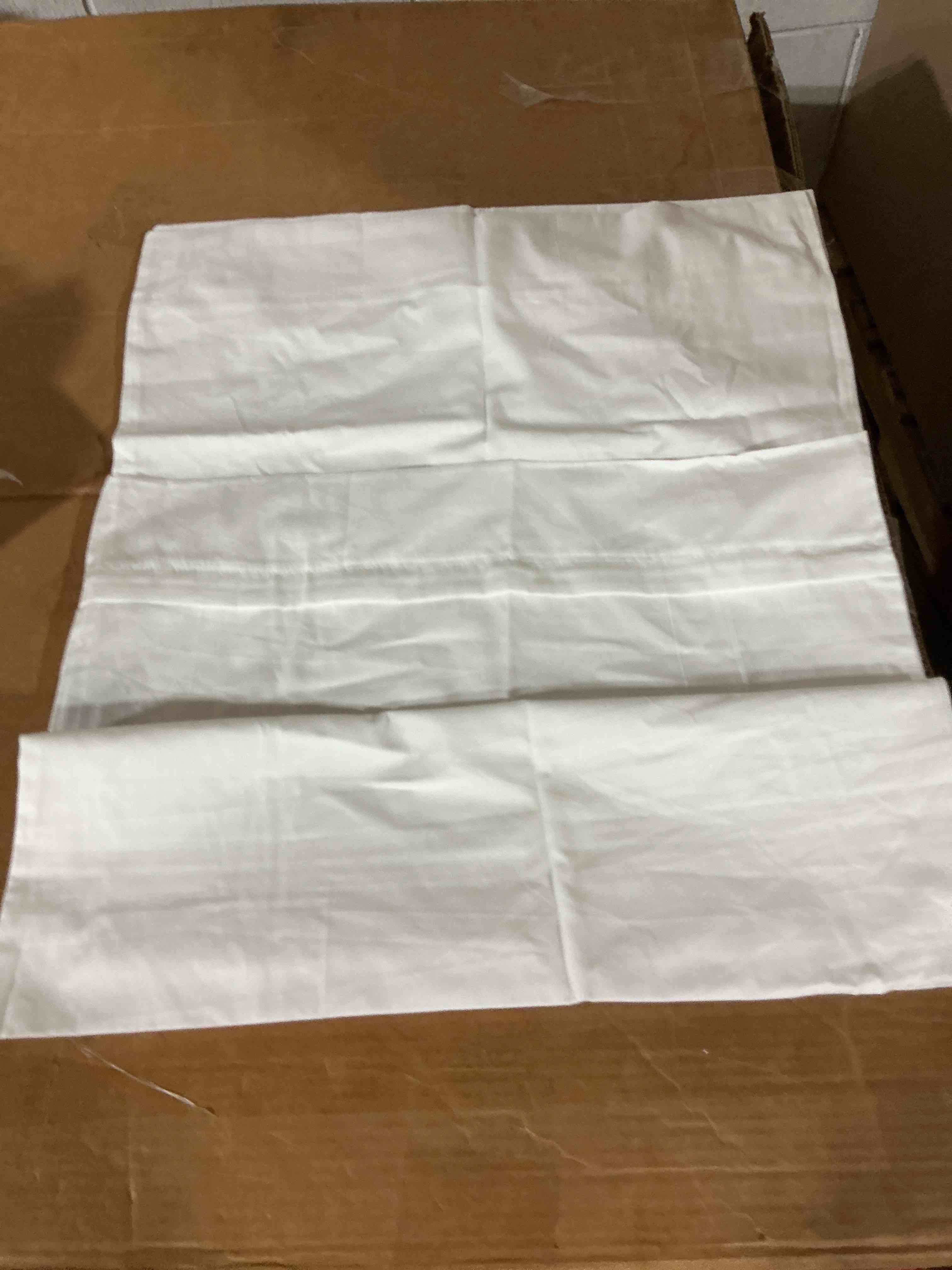 Condition photo showing Good Condition for white classic luxury hotel collection zippered style pillow cover- 200tc pillowcases king