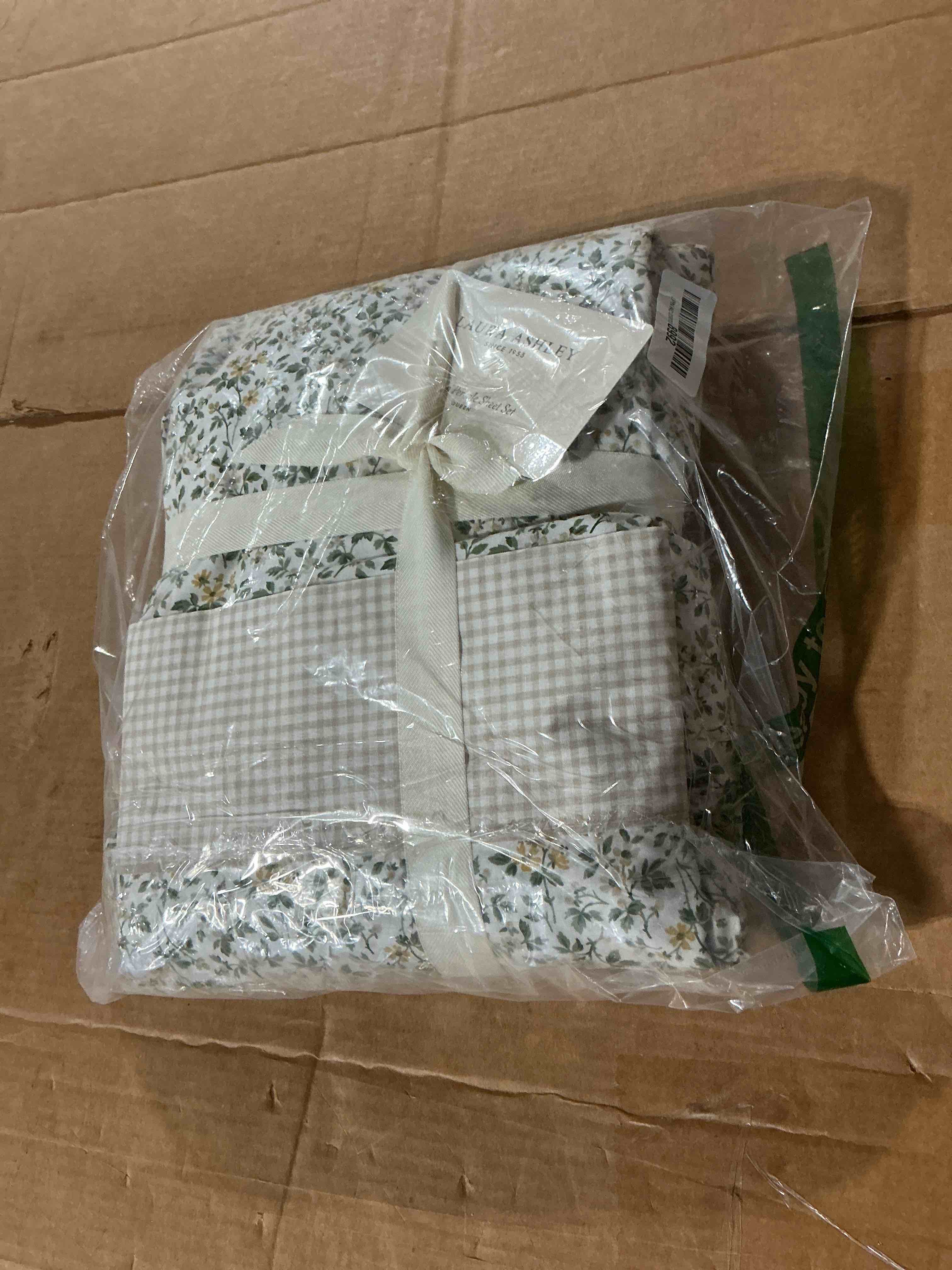 Condition photo showing New/Like New for laura ashley coton percale sheet set queen,