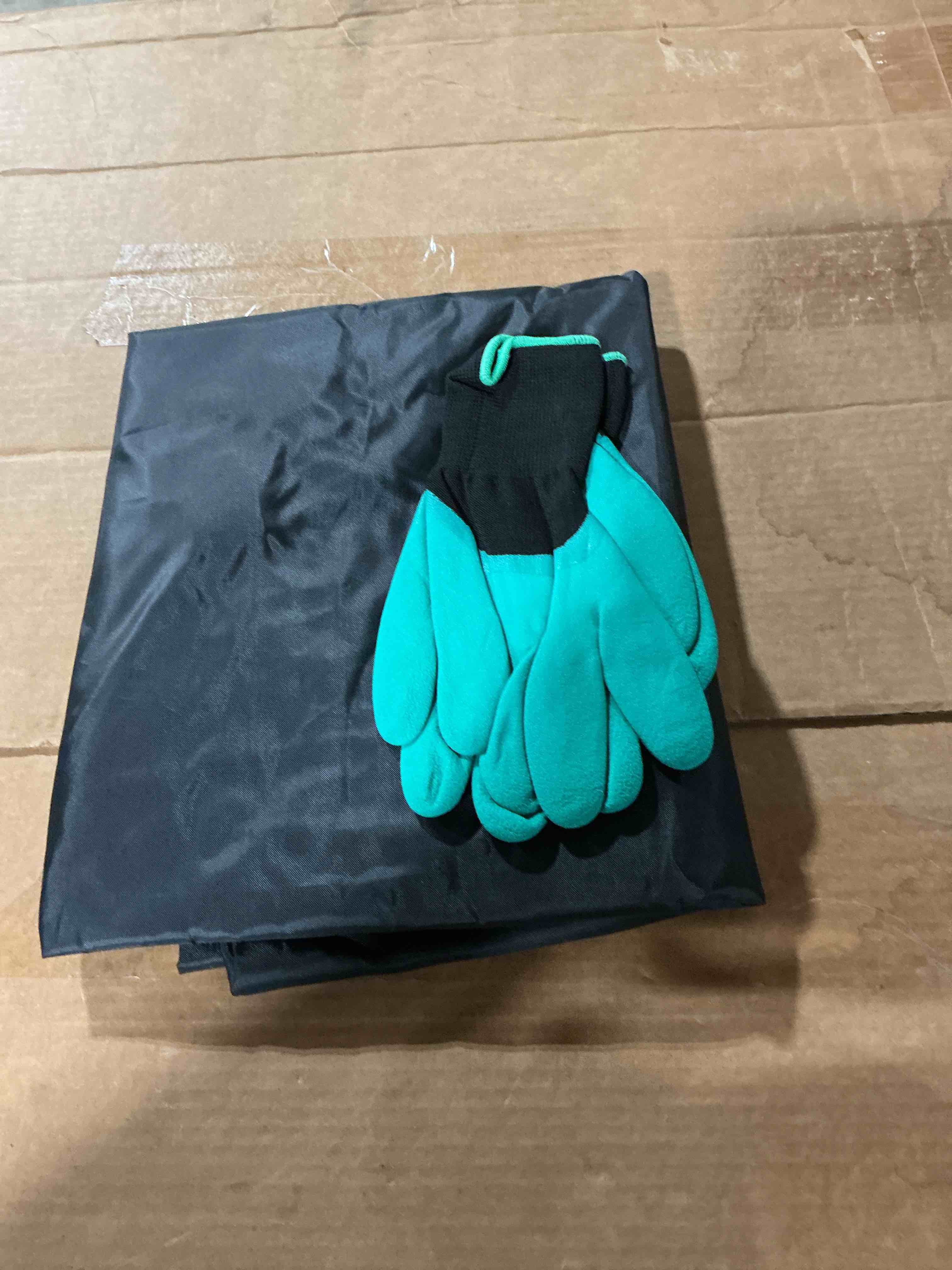 Condition photo showing New/Like New for jeffos snow blower cover, black with green globes model:jdj21-sbc