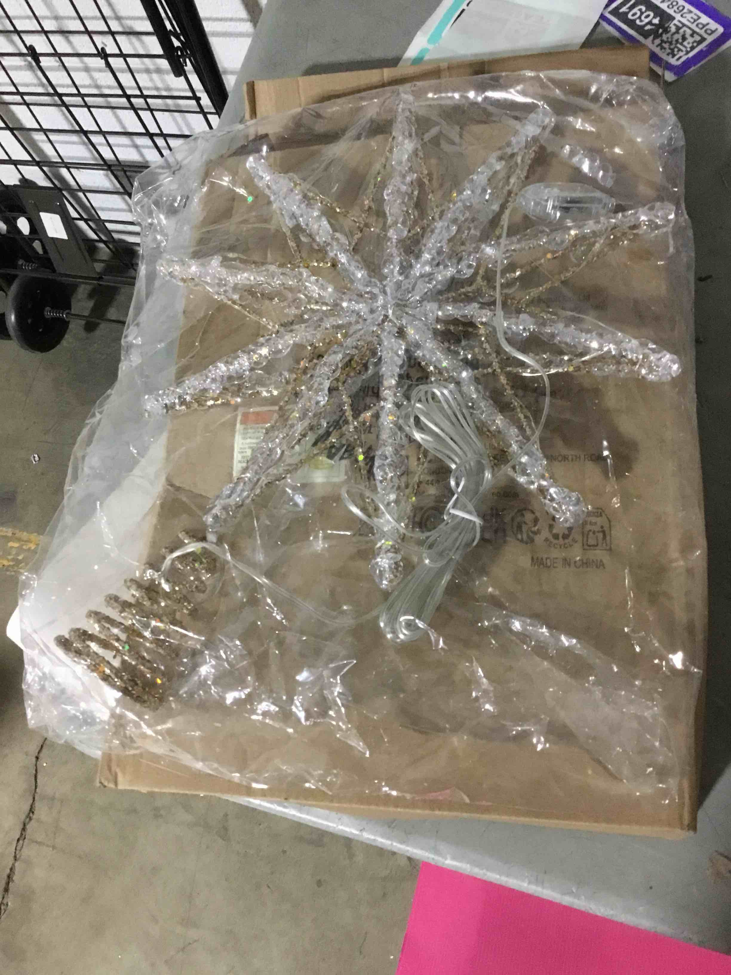 Condition photo showing Good Condition for Luxspire Christmas Tree Topper, Lighted Star Tree Topper with USB Remote Control, 10"Clear Metal Christmas Decorations Lights,Light Up Xmas Tree Star Vintage Modern Ornaments for Home Party, Champagne Decagram Star-champagne Gold