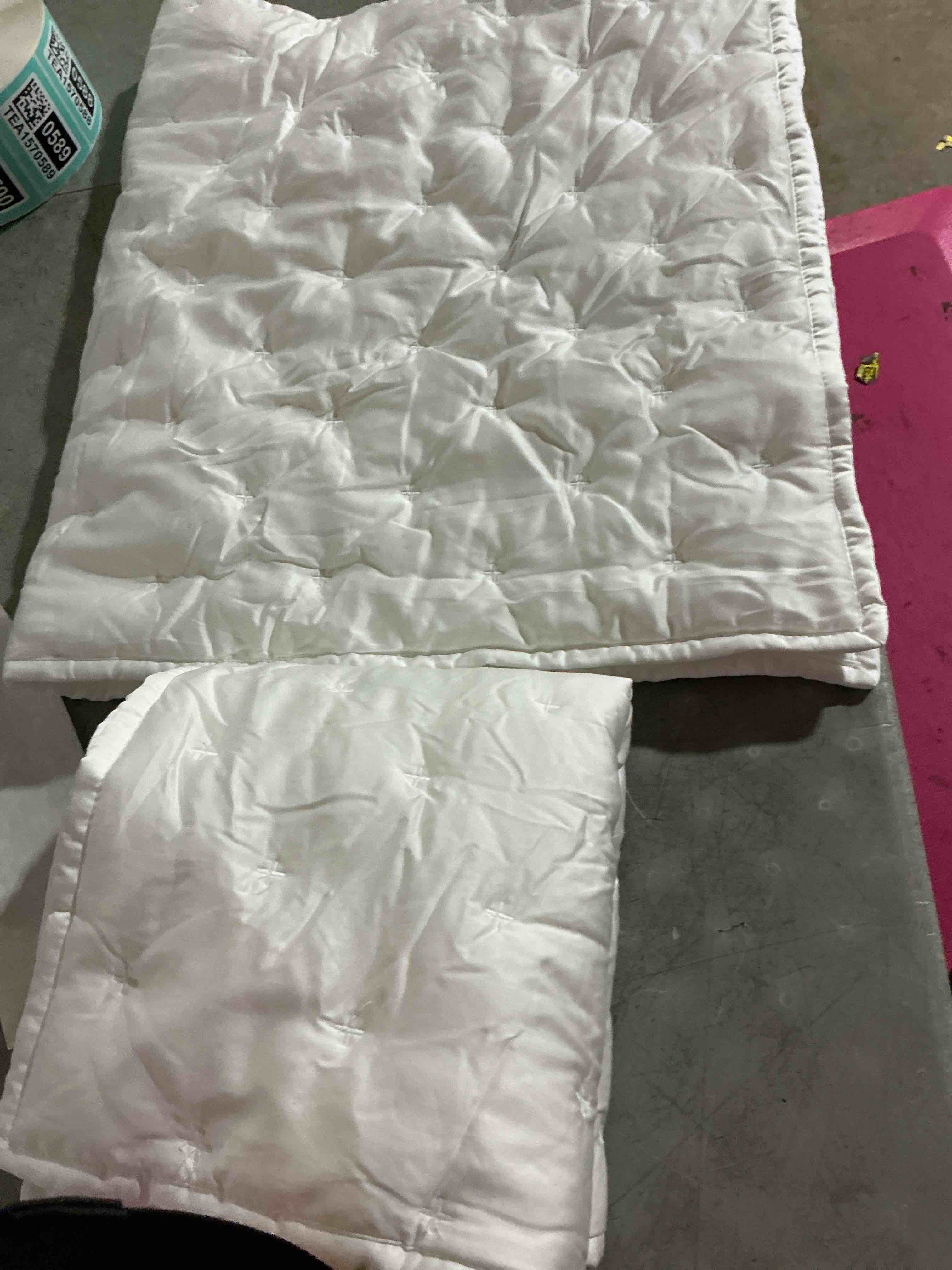 Condition photo showing Good Condition for quince king quilted sham set 20”x36”bamboo