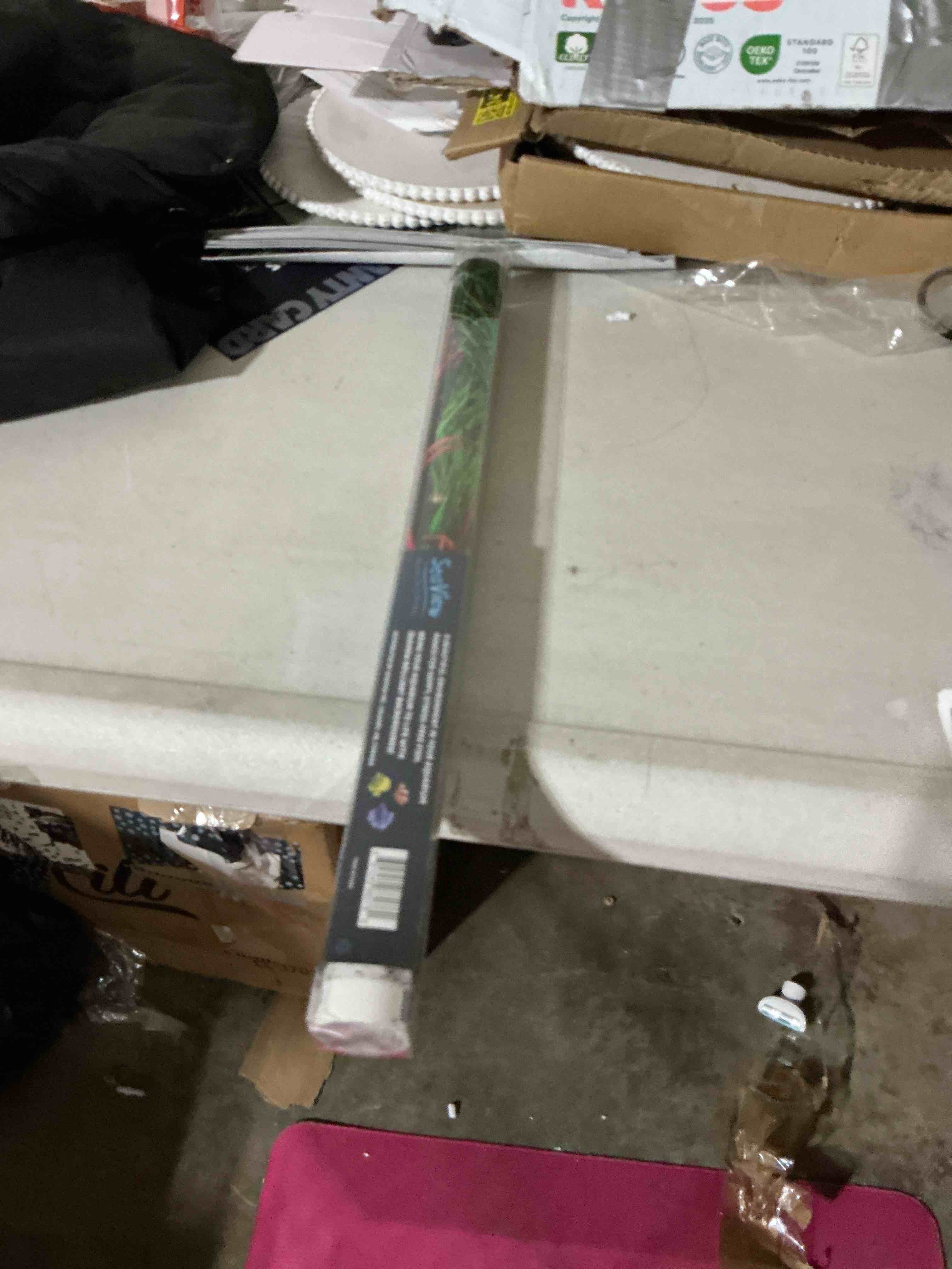 Condition photo showing Good Condition for seaview brilliant backgrounds slateways/ aquawild, 18" l x 36" w