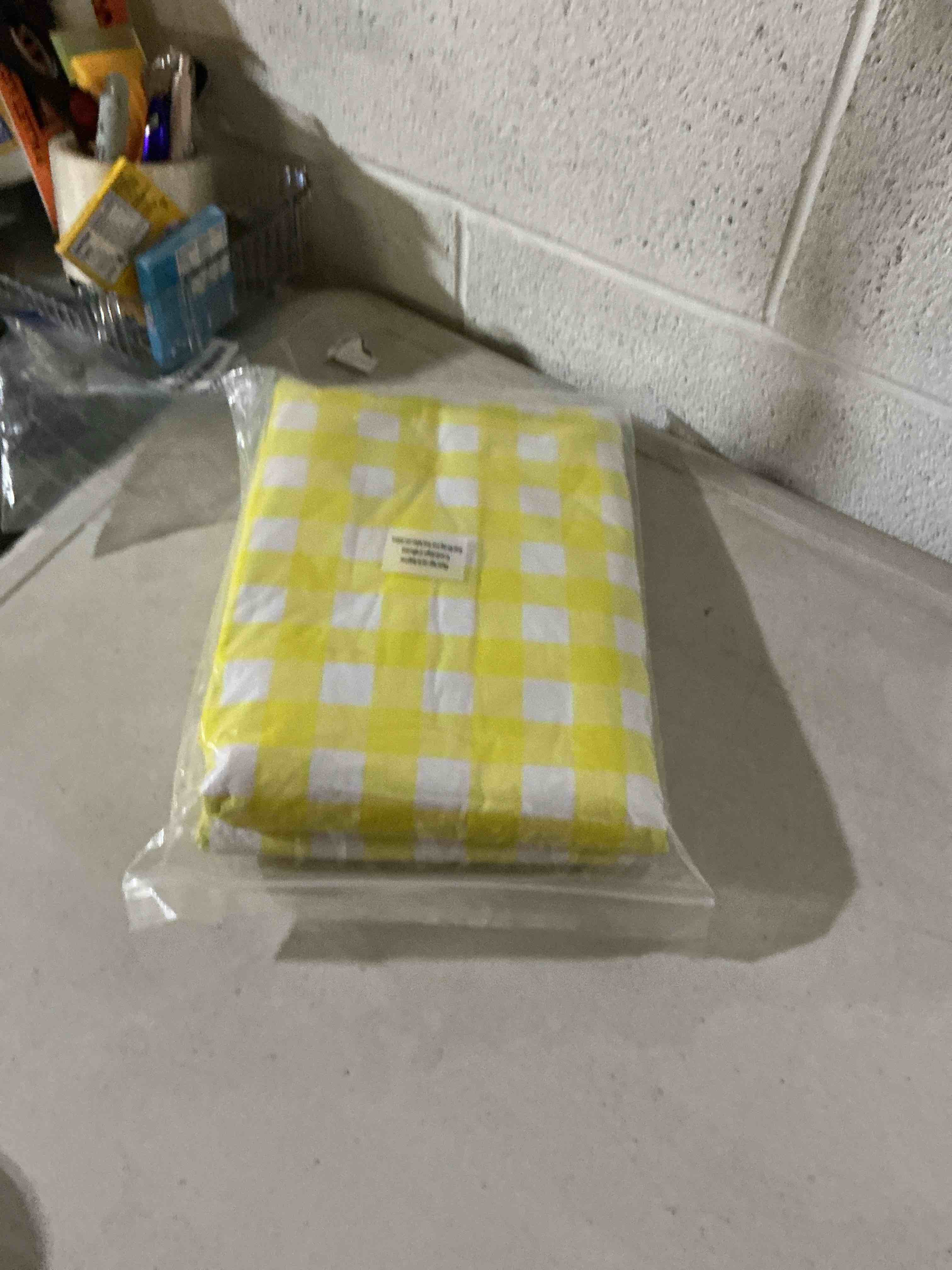 Condition photo showing Good Condition for kitchen tablecloth -fitted with elastic, vinyl with flannel back, fits for table 36" w x 60" l rectangle,water proof, easy to clean, checked yelow design