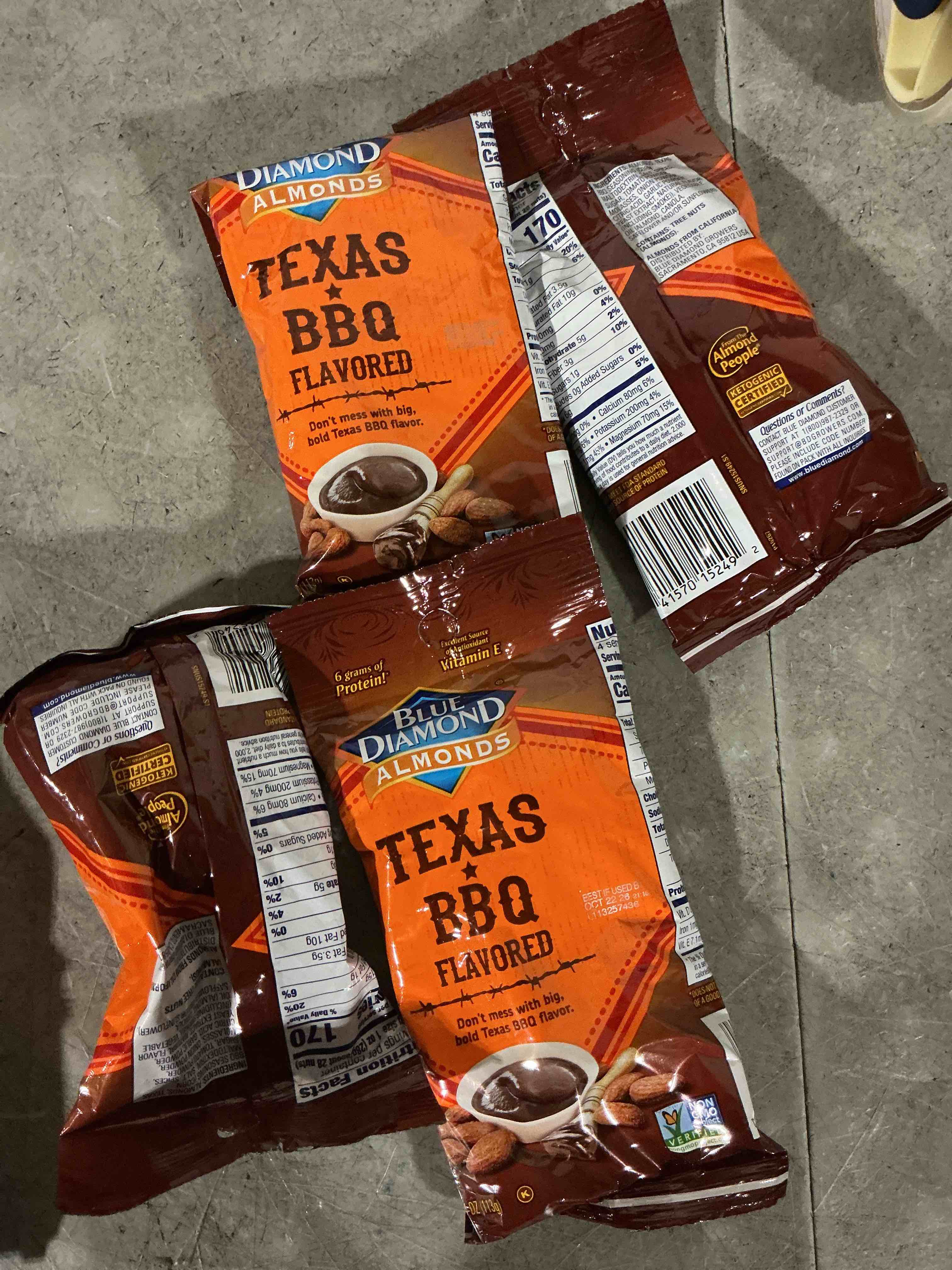 Condition photo showing New/Like New for blue diamond almonds texas bbq flavored 4oz bb 22/oct/2026 4 pcs