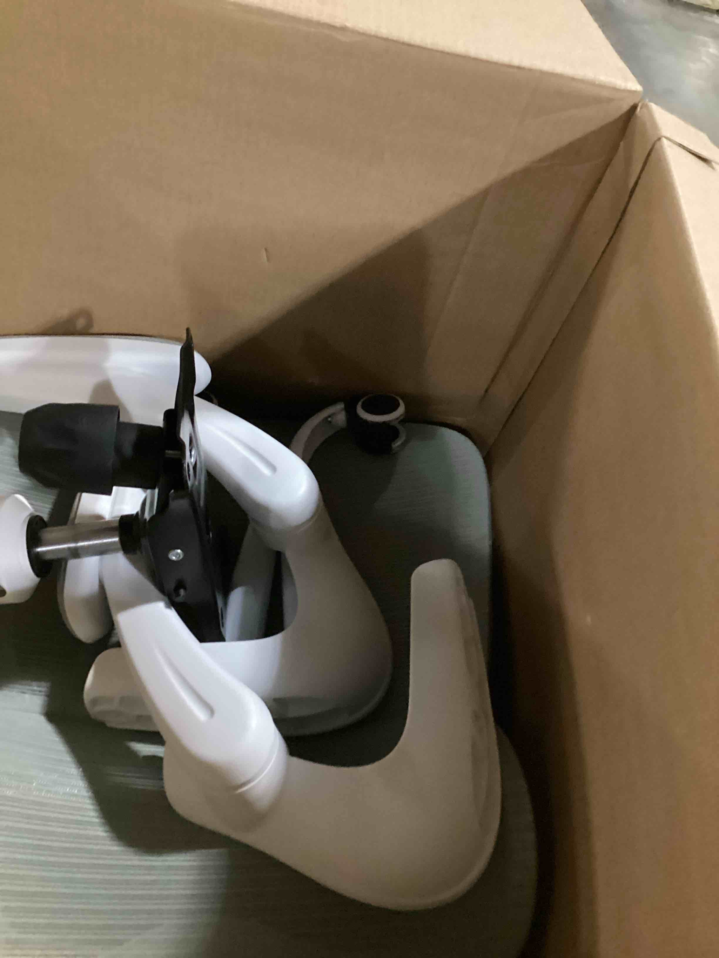 https://s3.amazonaws.com/lotting-images-prod/bidfta/TEA1578700_1746186514081.jpeg