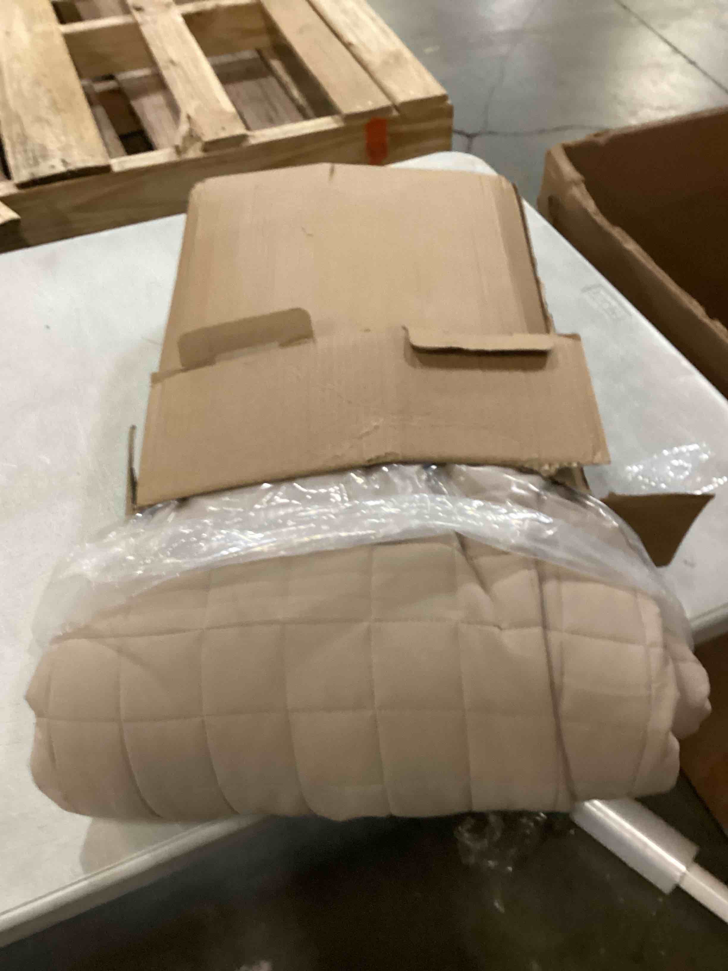 https://s3.amazonaws.com/lotting-images-prod/bidfta/TEA1582032_1744383009250.jpeg