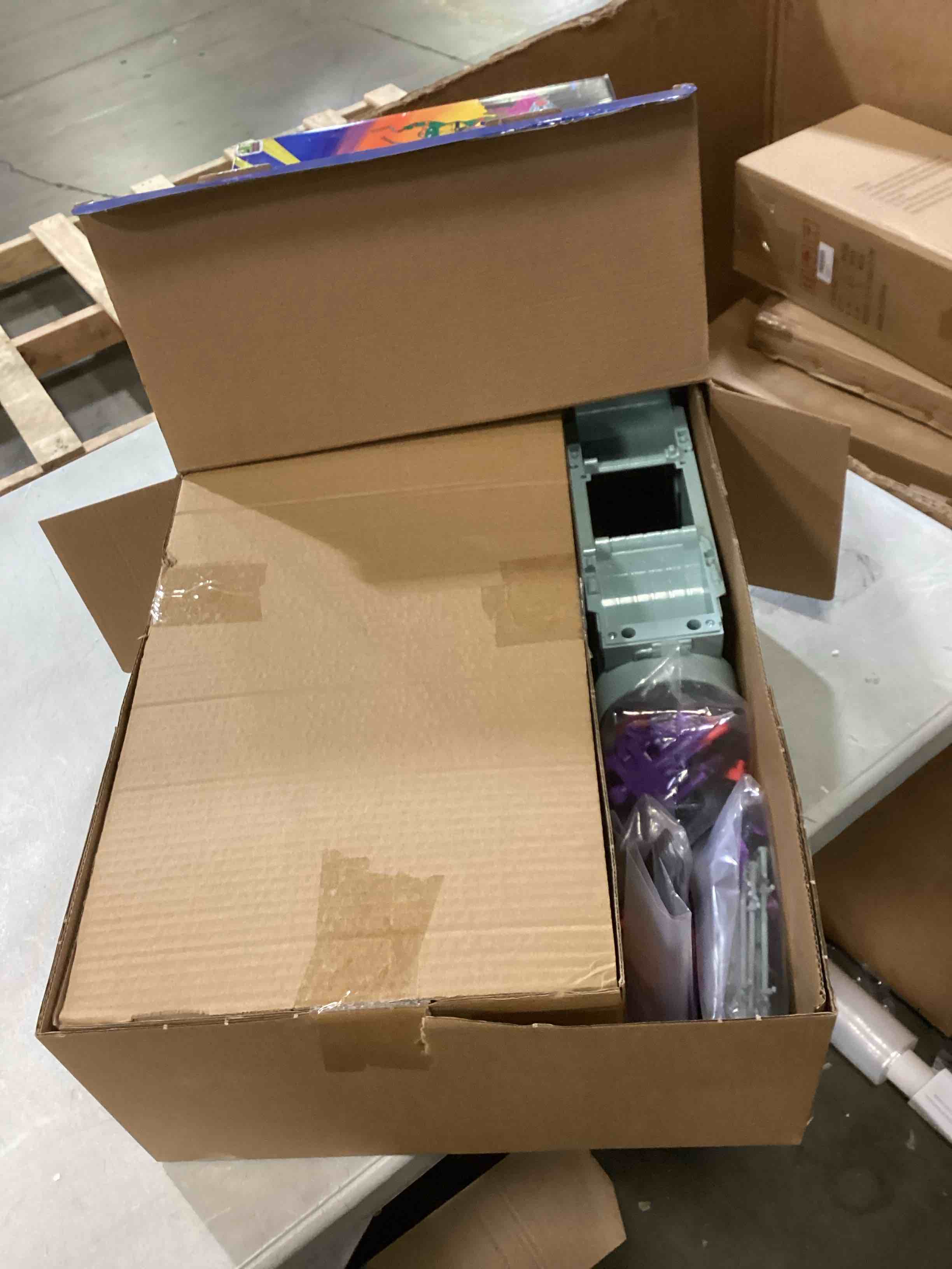 https://s3.amazonaws.com/lotting-images-prod/bidfta/TEA1583025_1746111694287.jpeg