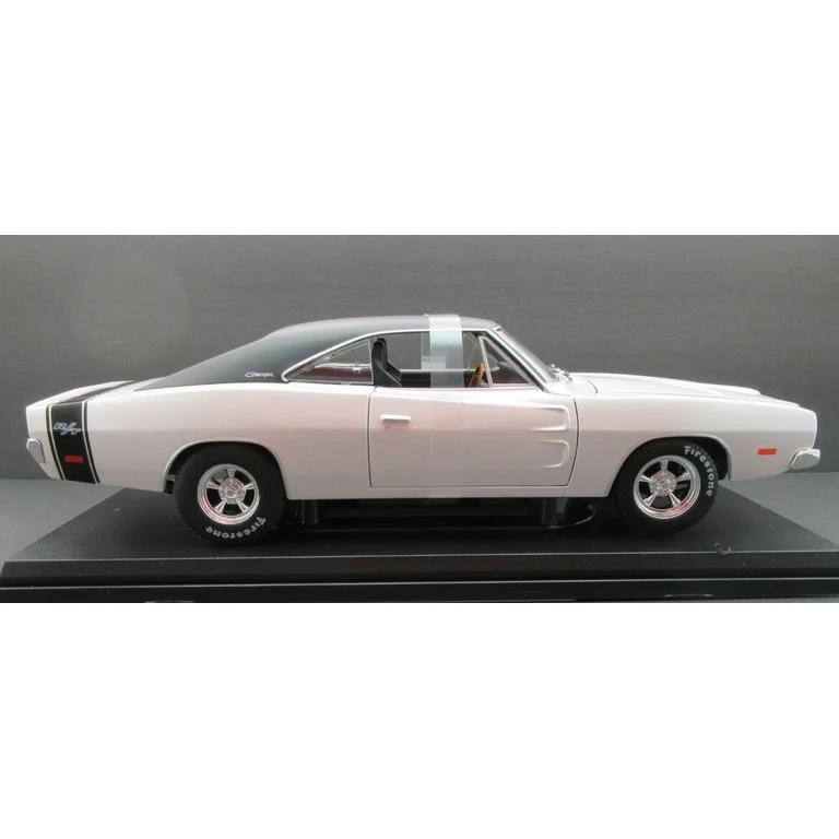 1969 Dodge Charger R/T Pearl White 1:18 Metal Die Cast Maisto( pickup in the cage)