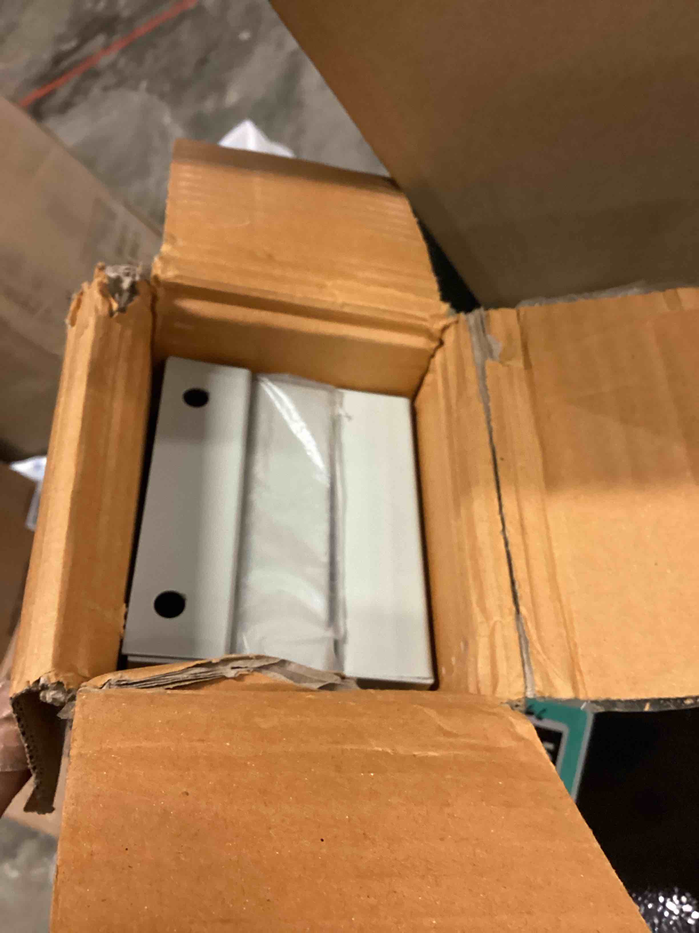 https://s3.amazonaws.com/lotting-images-prod/bidfta/TEA1667213_1750346474755.jpeg