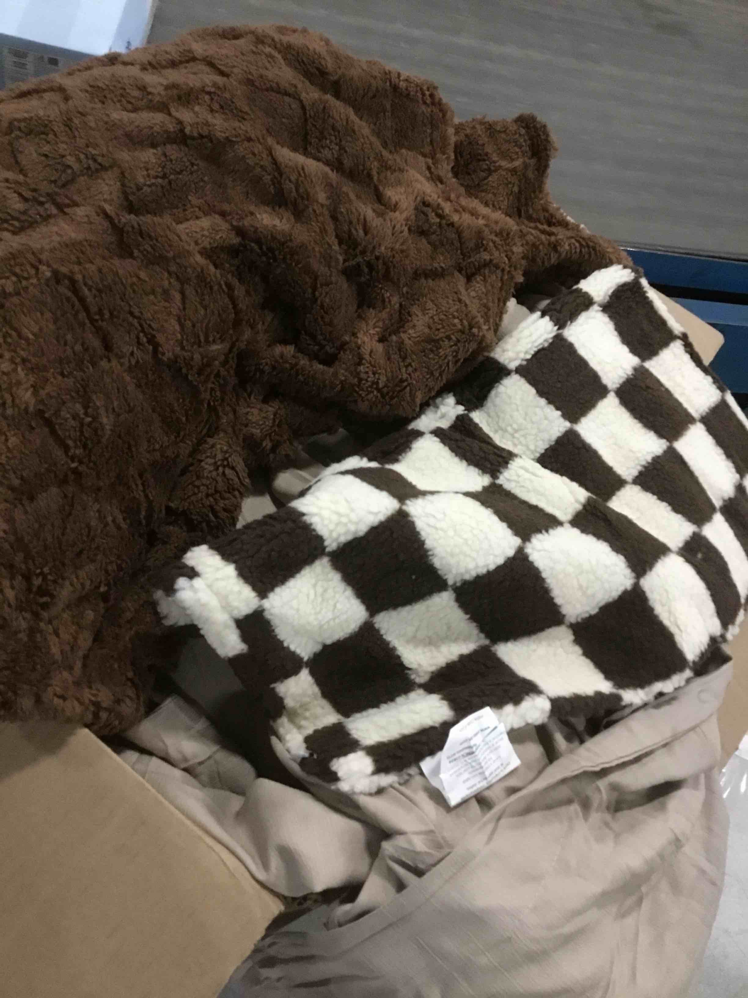 https://s3.amazonaws.com/lotting-images-prod/bidfta/TEA1680244_1736338294775.jpeg