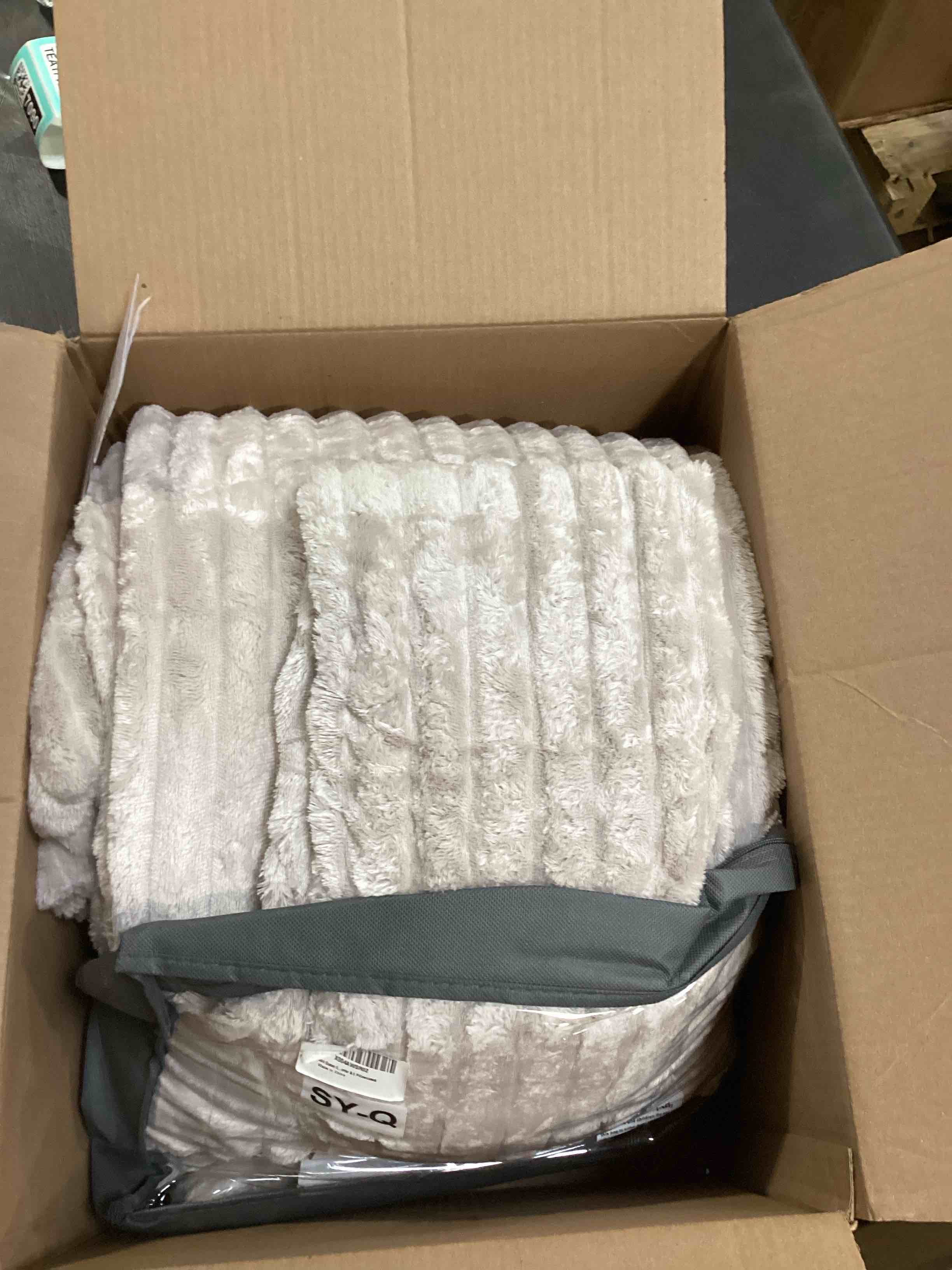 https://s3.amazonaws.com/lotting-images-prod/bidfta/TEA1717018_1733426571853.jpeg