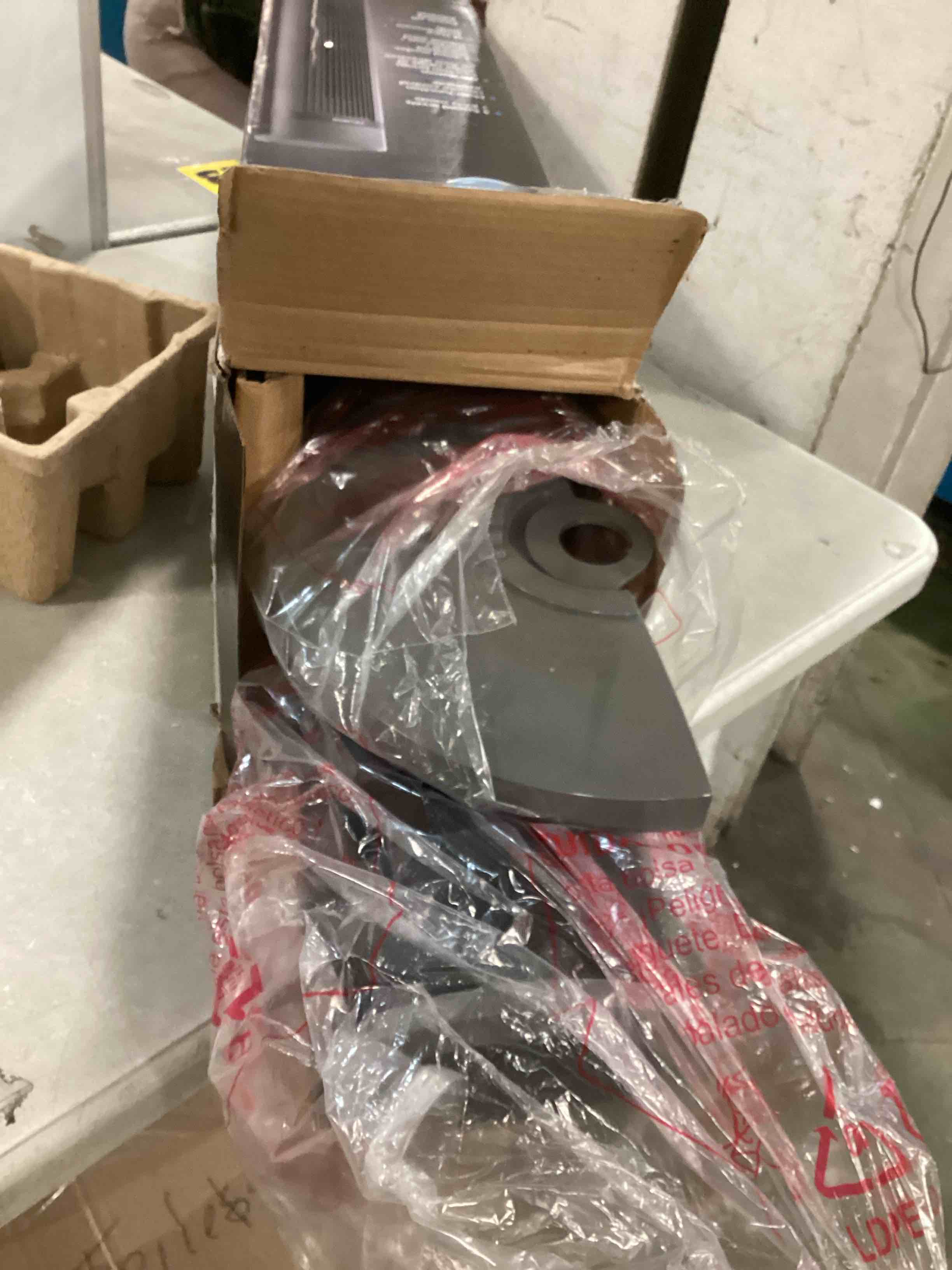 https://s3.amazonaws.com/lotting-images-prod/bidfta/TEA1743262_1733840987838.jpeg
