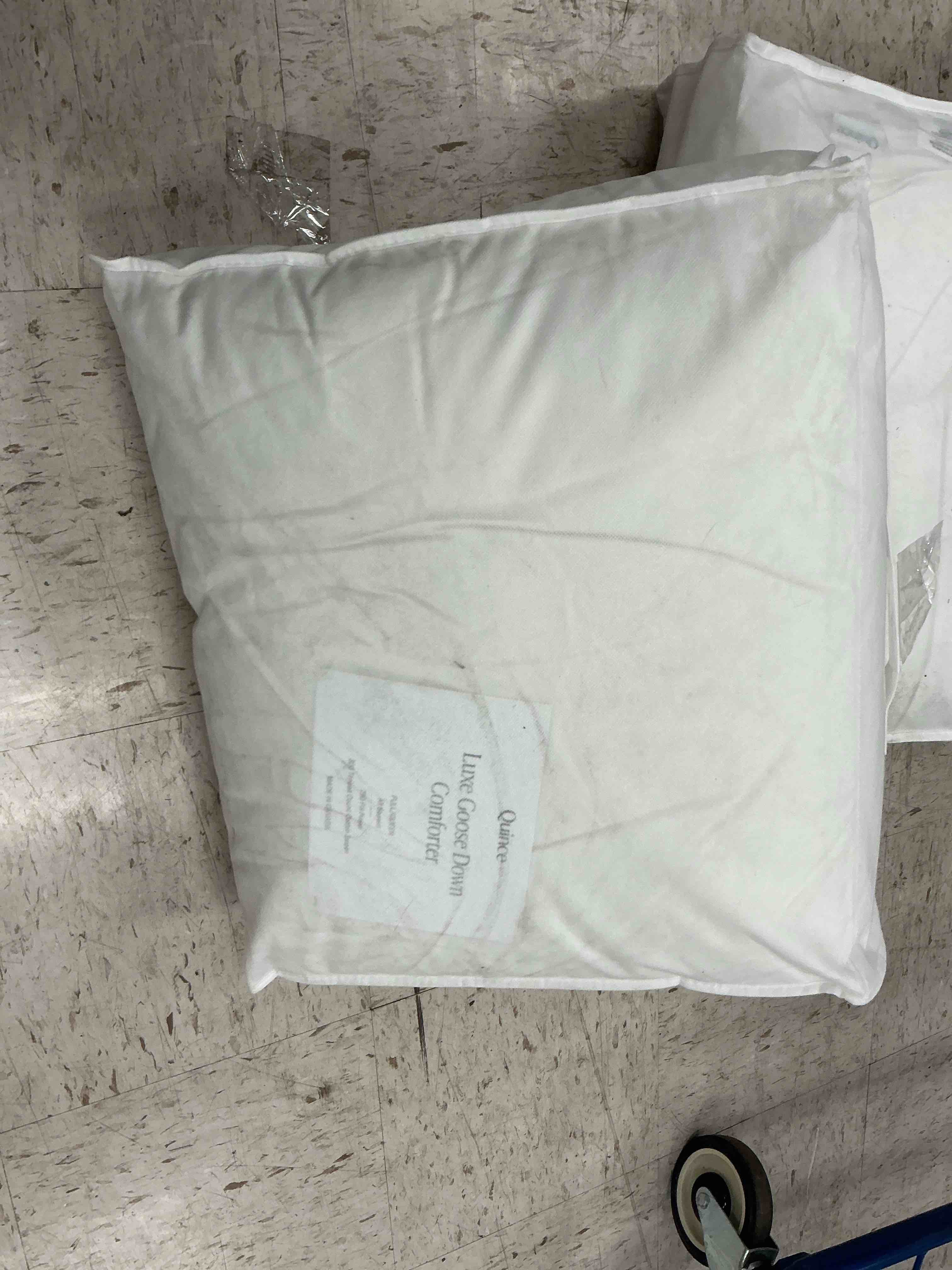 Condition photo showing Good Condition for quince standard comforter
