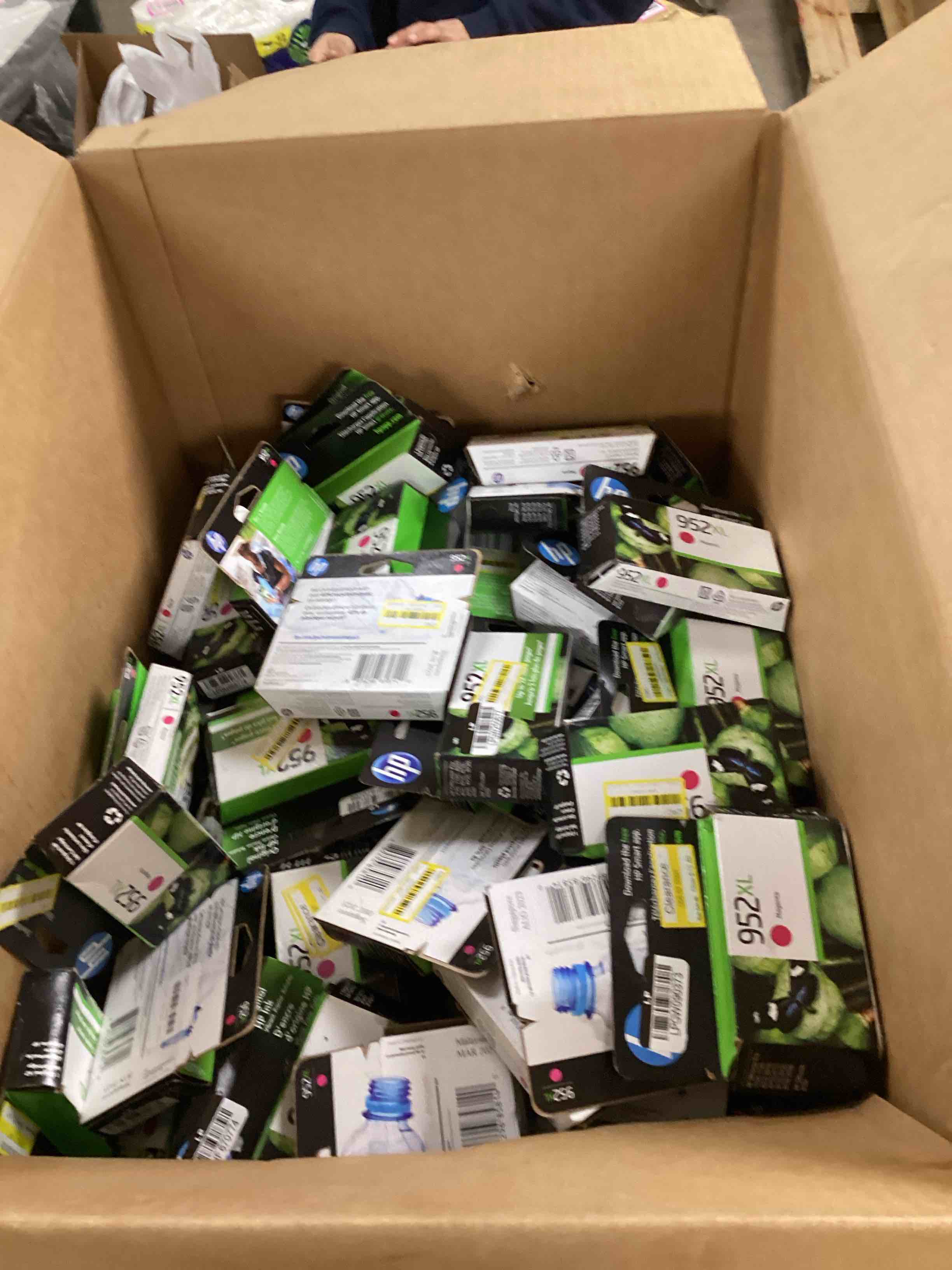 https://s3.amazonaws.com/lotting-images-prod/bidfta/TEA1844495_1746388618283.jpeg