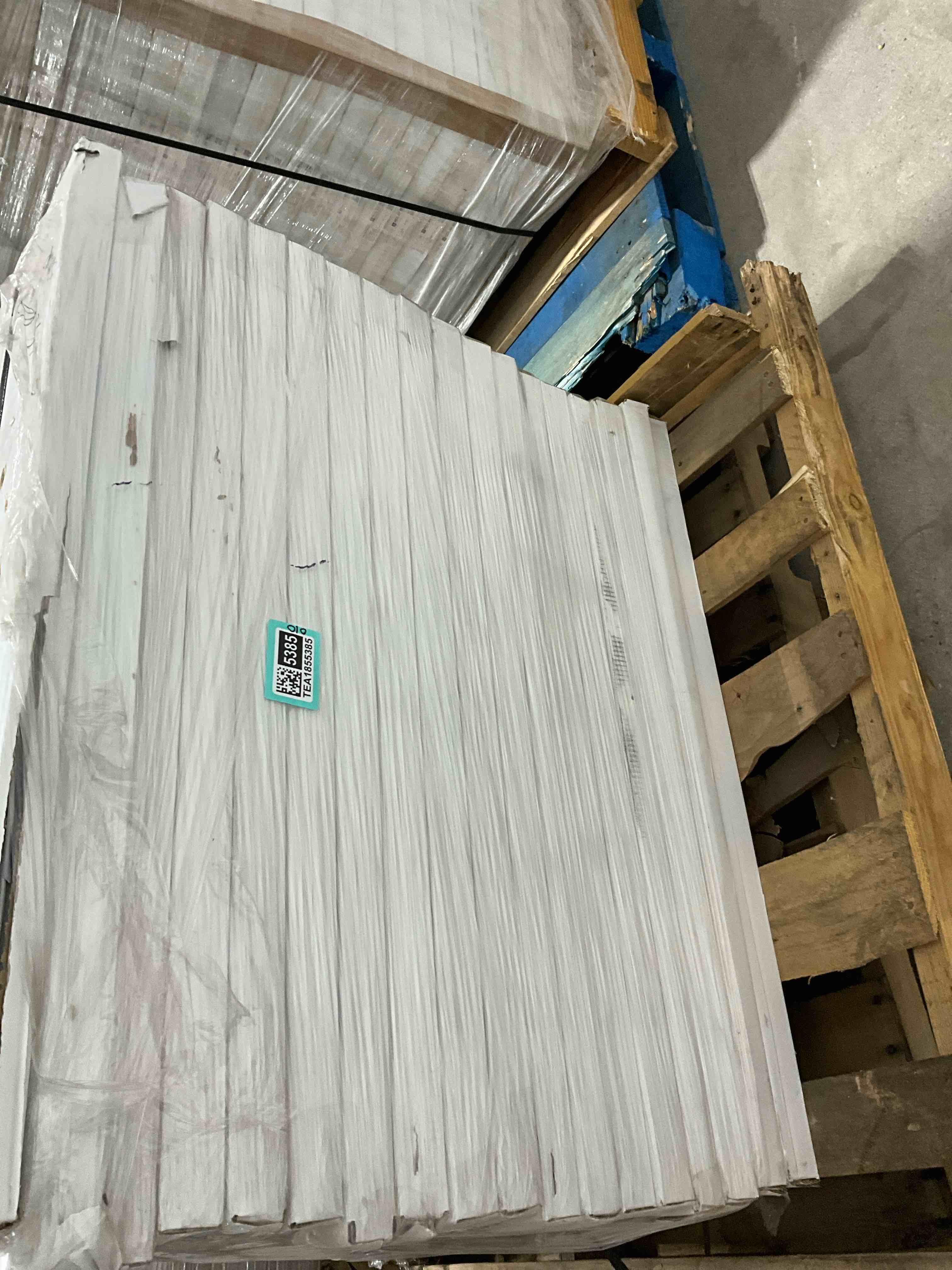 Kolay Color: Flannel System: SPC Click + VacuuBond M Size: 18"x 36" 6.5mm DuraWear M Titan 70 Quantity: 7pc. - 31.5 sqft/Box 36 boxes for pick up 1034 sq.ft Your Bid per Sq Ft