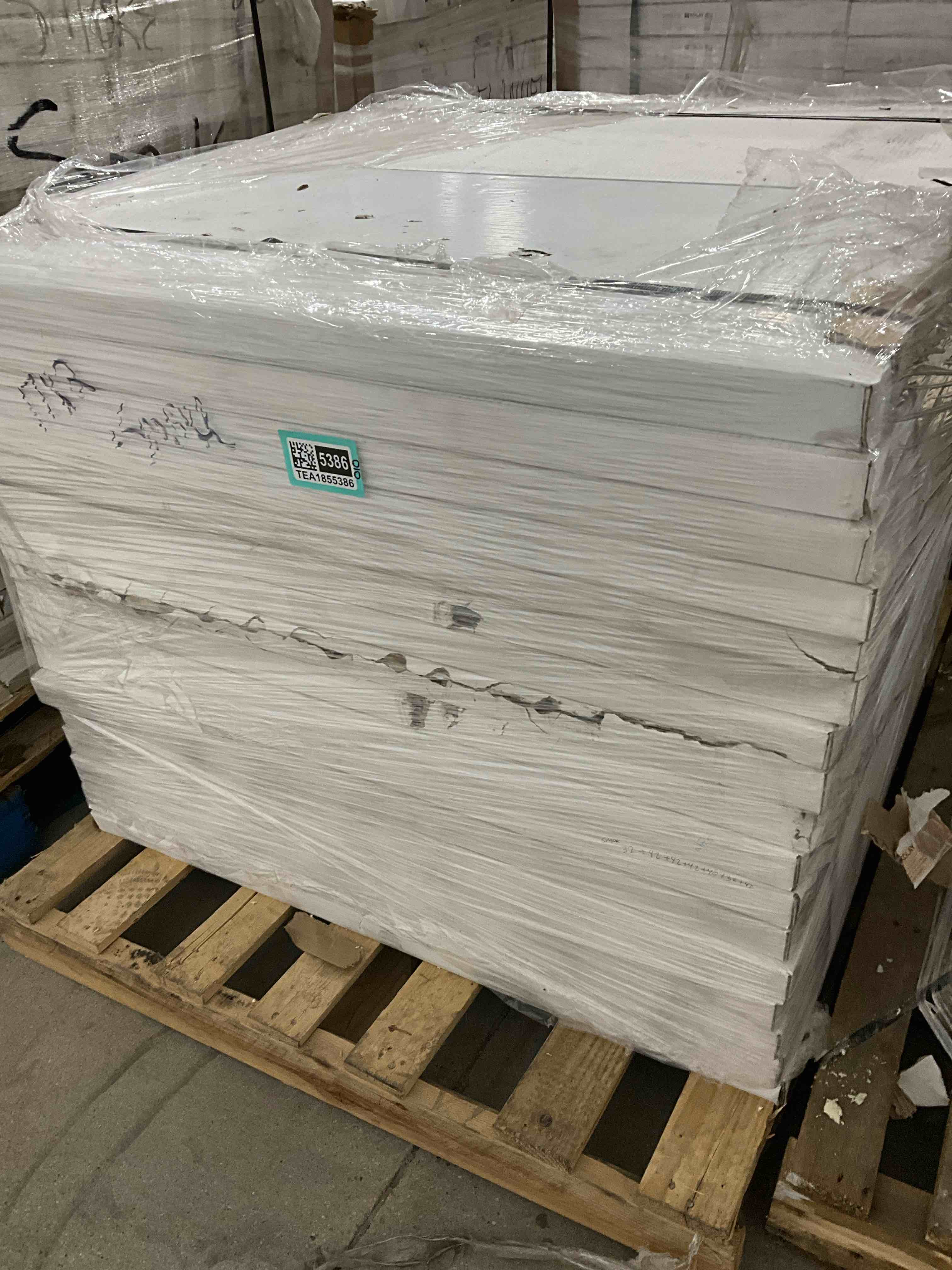 Kolay Color: Smoke System: SPC Click + KAI Size: 18"x 36" 6.5mm DuraWear ™ Titan 70 Quantity: 6 pc -27 sqft/Box ( 34 boxes) for pick up 918 sq.ft Your Bid per Sq Ft