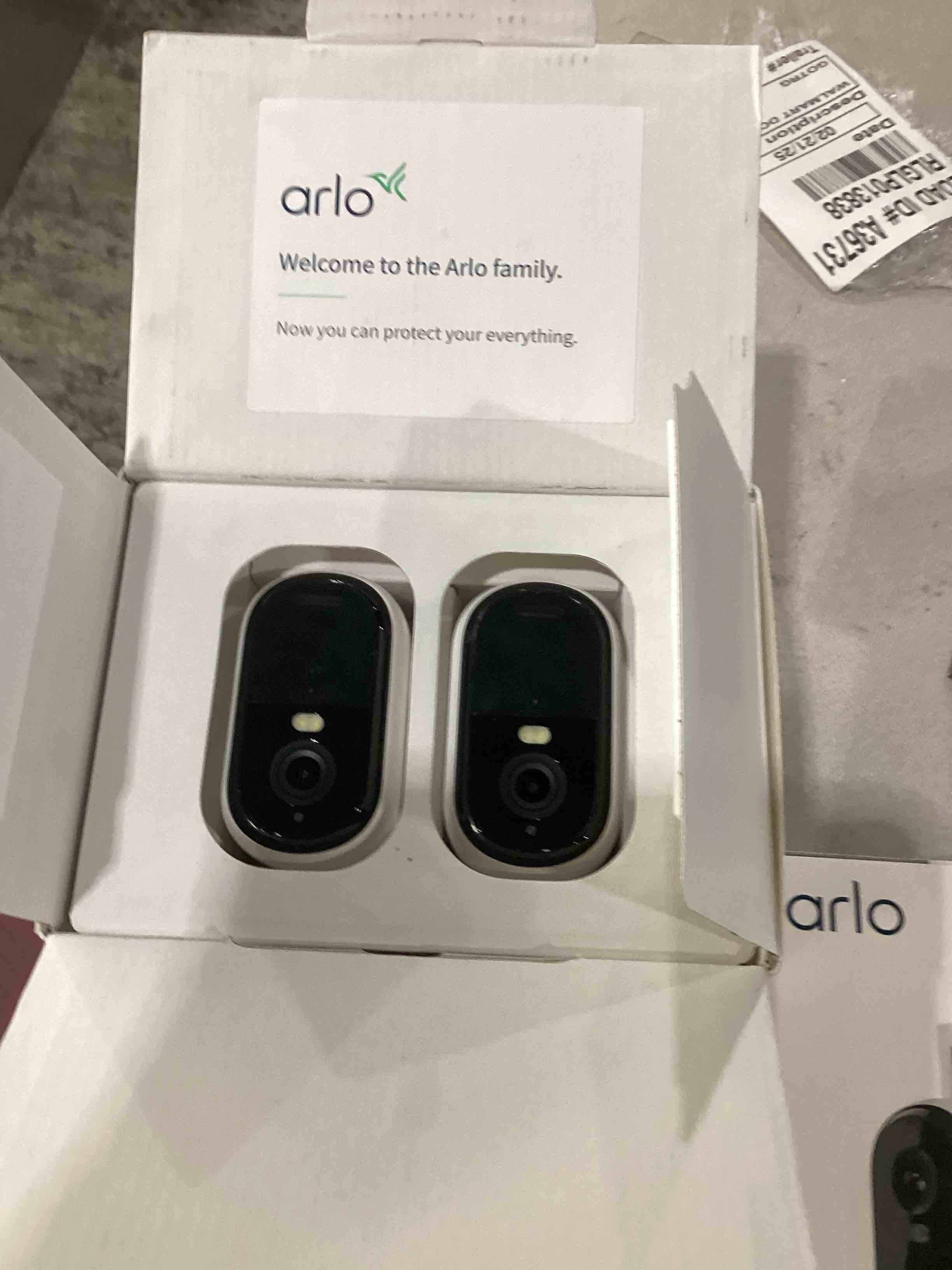 Arlo Essential  Outdoor Camera 2K ( includes 2 Solar Panels)