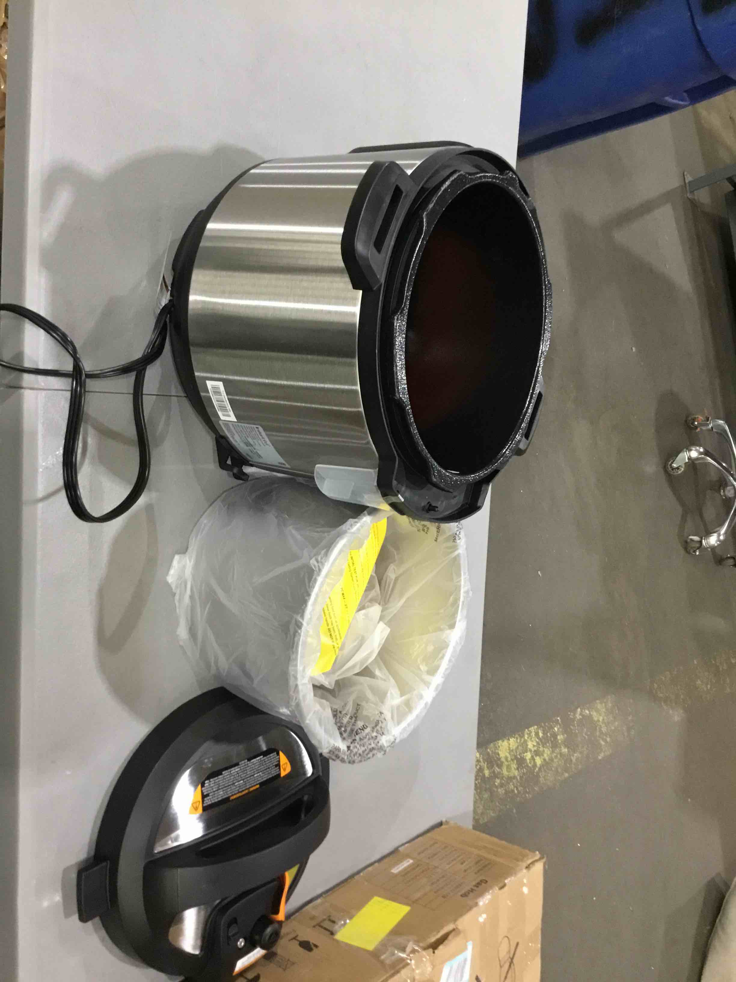 https://s3.amazonaws.com/lotting-images-prod/bidfta/TEA1881189_1748549019341.jpeg