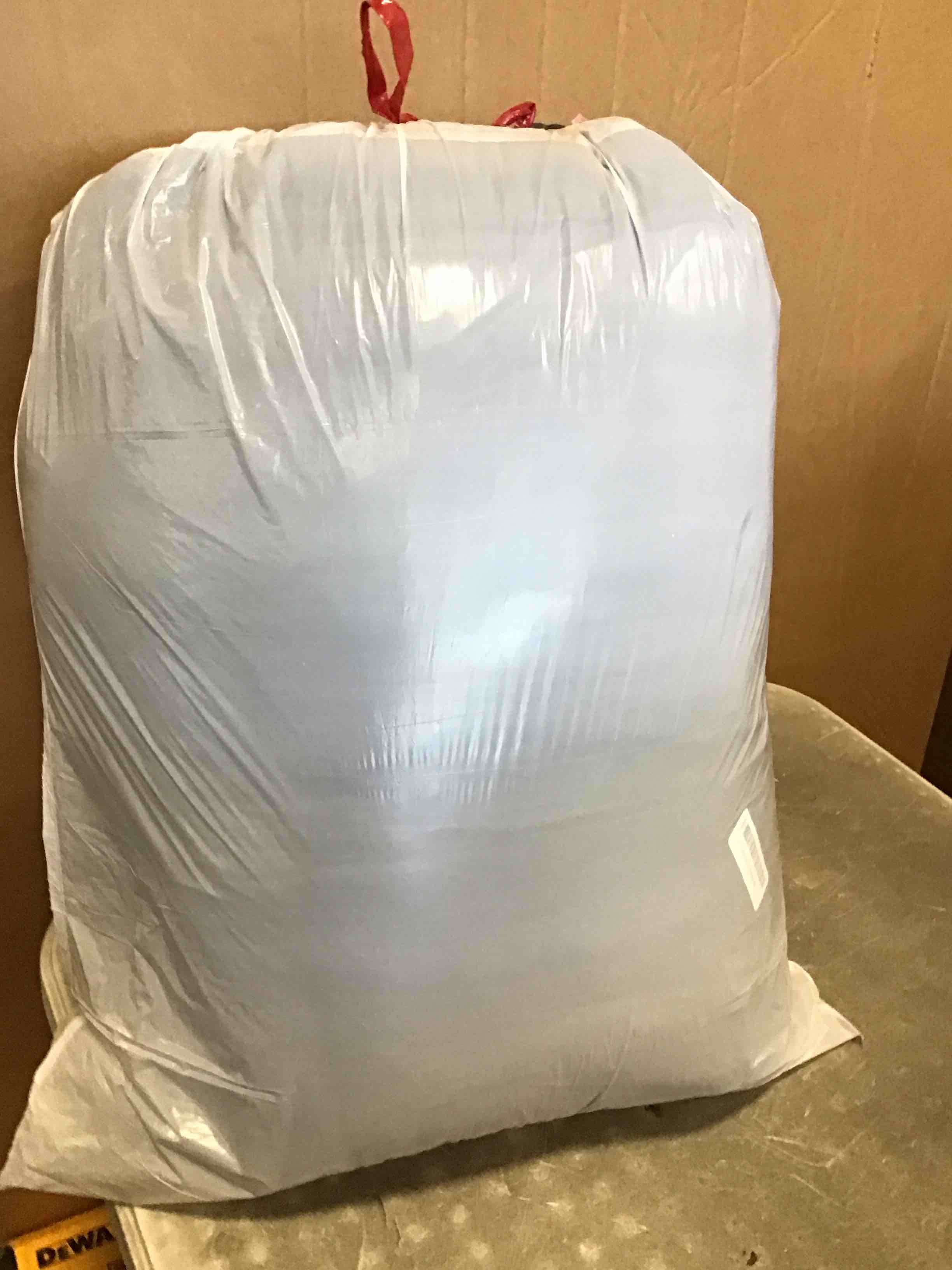 https://s3.amazonaws.com/lotting-images-prod/bidfta/TEA1938012_1744047097632.jpeg