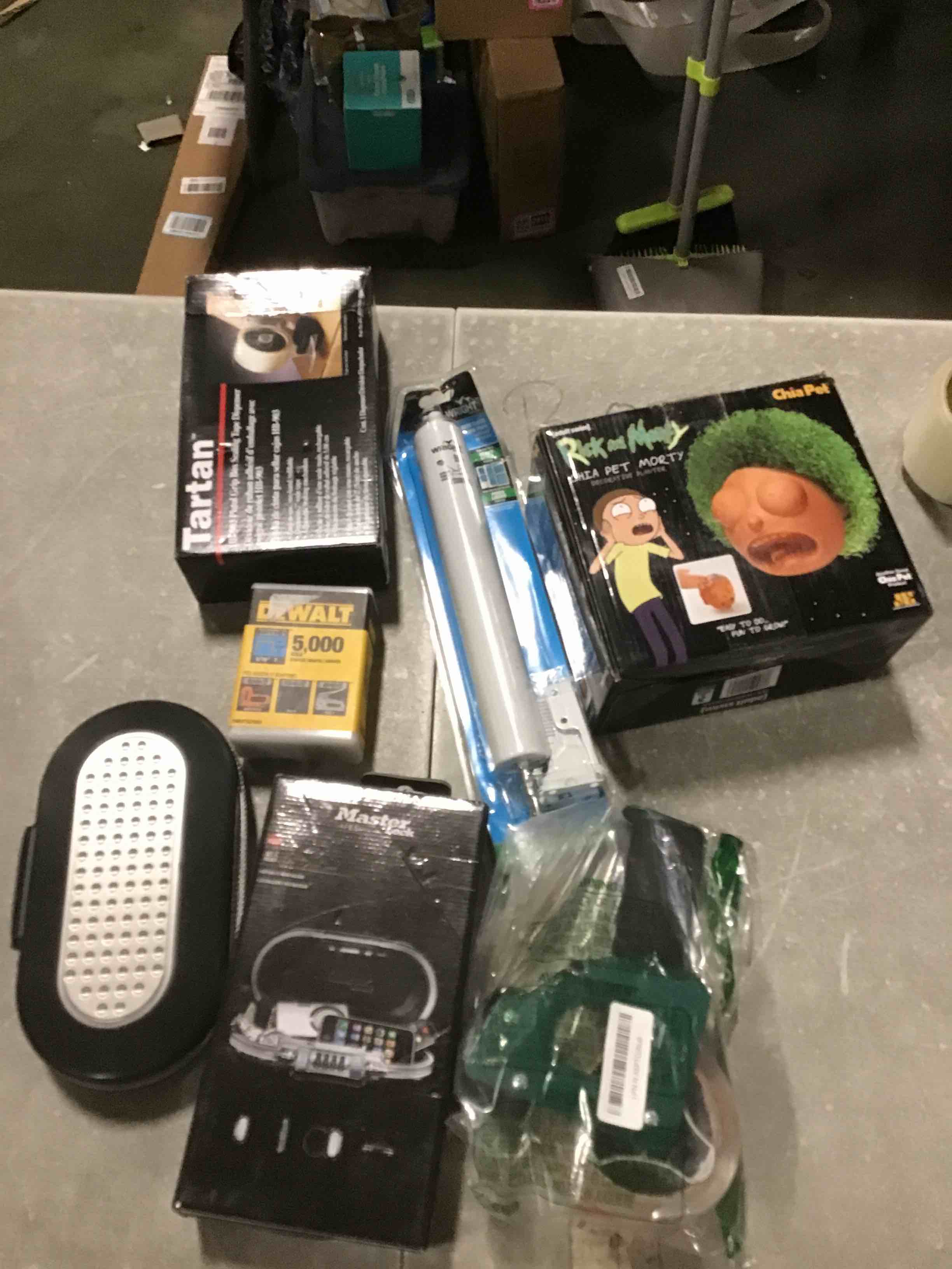 https://s3.amazonaws.com/lotting-images-prod/bidfta/TEA1951257_1743428230936.jpeg
