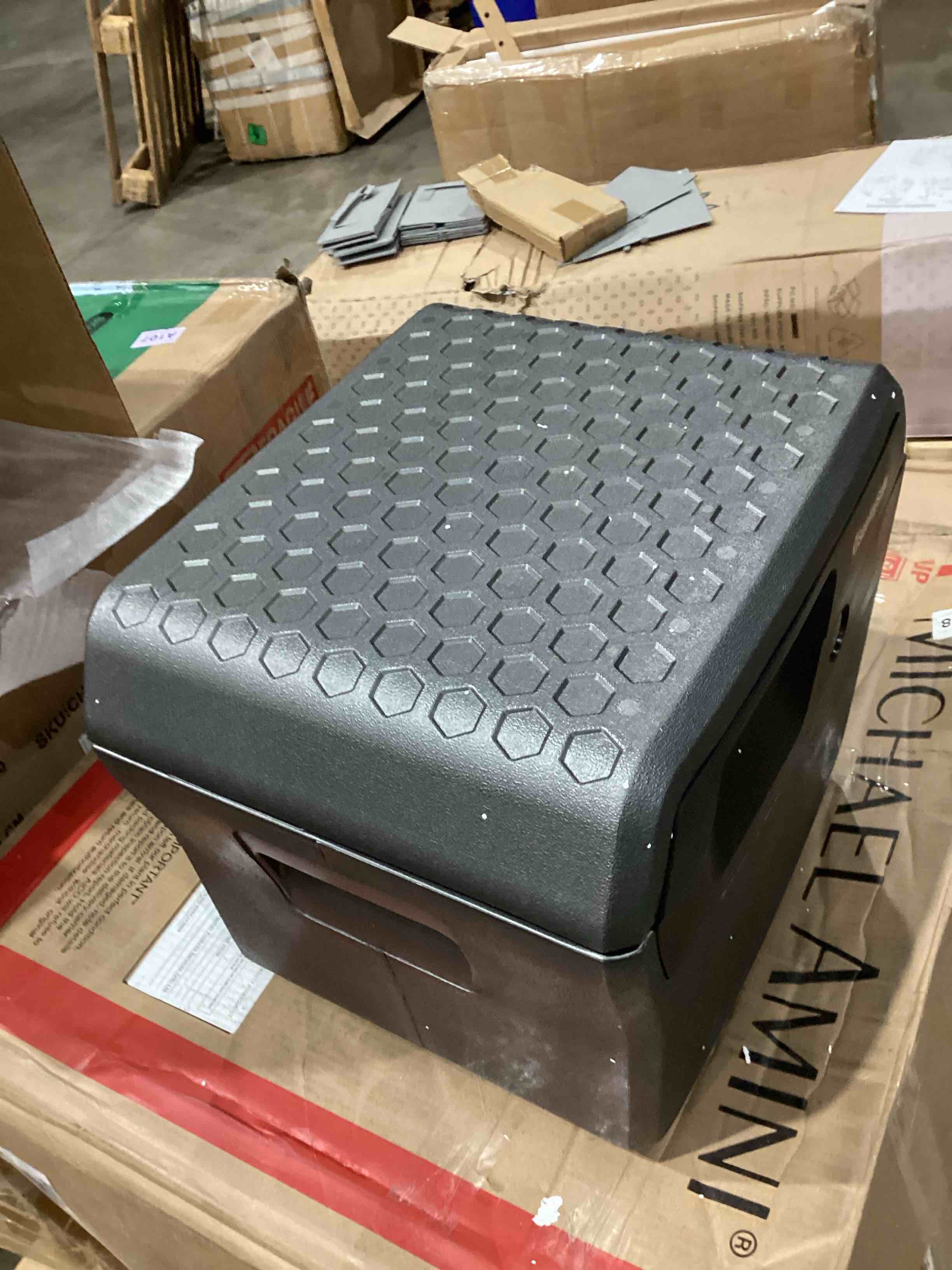 https://s3.amazonaws.com/lotting-images-prod/bidfta/TEA1966658_1756987373147.jpeg