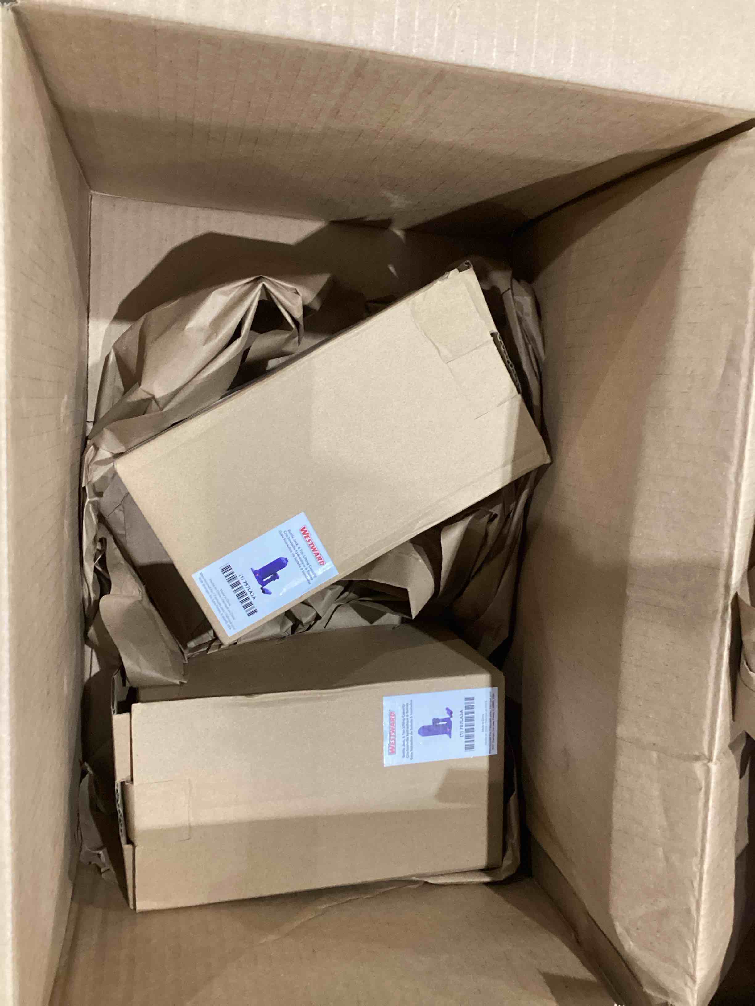 https://s3.amazonaws.com/lotting-images-prod/bidfta/TEA1967213_1758290765216.jpeg