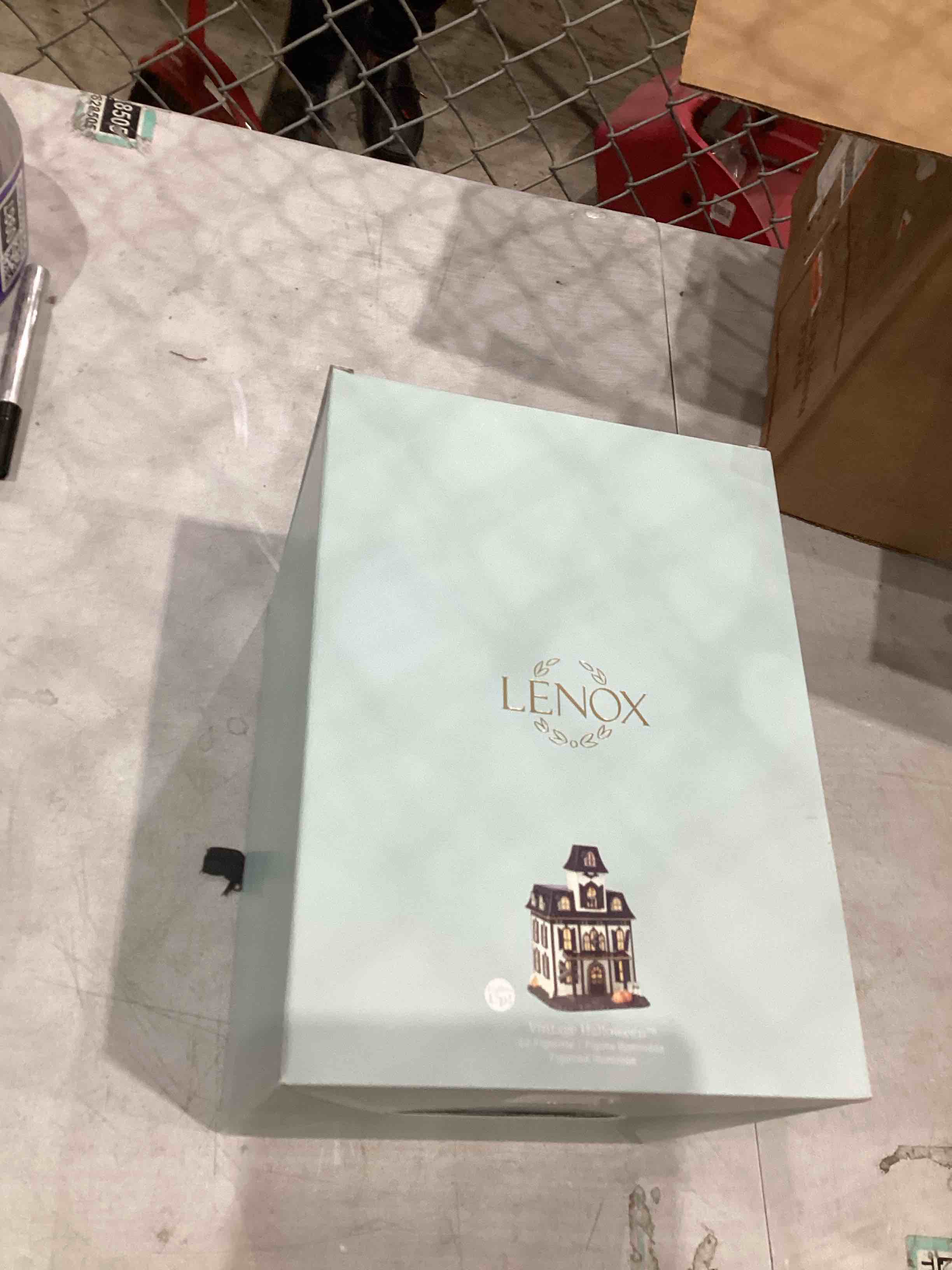 Lenox Vintage Halloween Light-Up House Figurine, 9.25-Inch, Porcelain Haunted House, Halloween Decor Indoor, Fall Decor, Spooky Indoor Decorations (1 Light-Up Figurine) 3 AAA Batteries Not Included